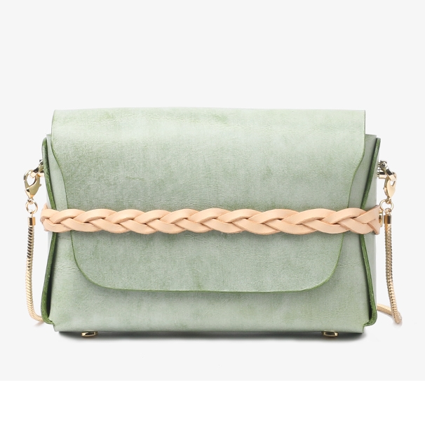 小包を斜めがけにする