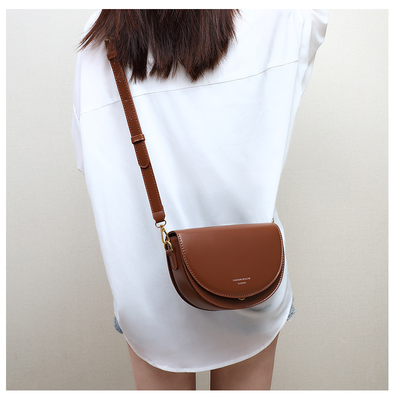 女性がサドルバッグを斜めに掛ける