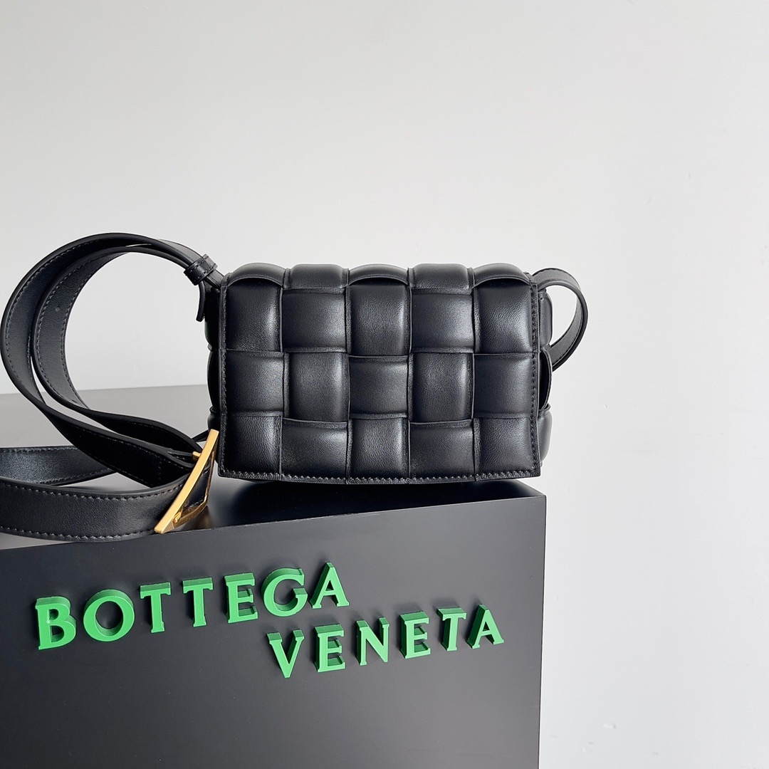 インスタ大人気【Bottega Veneta】カセットバッグ