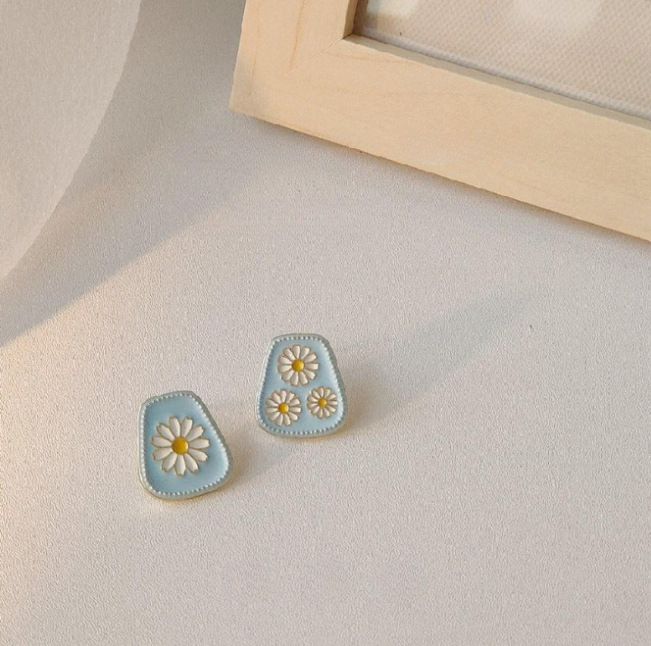 Unique Asymmetrical Fresh Spring Daisy Earrings with 925 Sterling Silver Earring Post