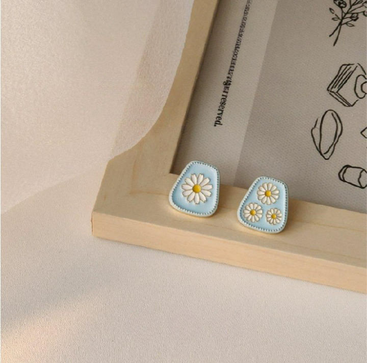 Unique Asymmetrical Fresh Spring Daisy Earrings with 925 Sterling Silver Earring Post