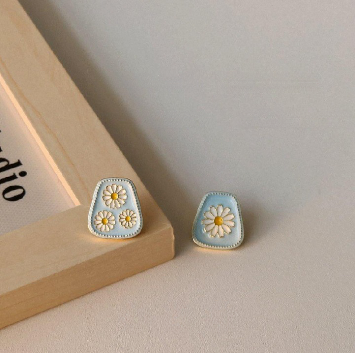 Unique Asymmetrical Fresh Spring Daisy Earrings with 925 Sterling Silver Earring Post