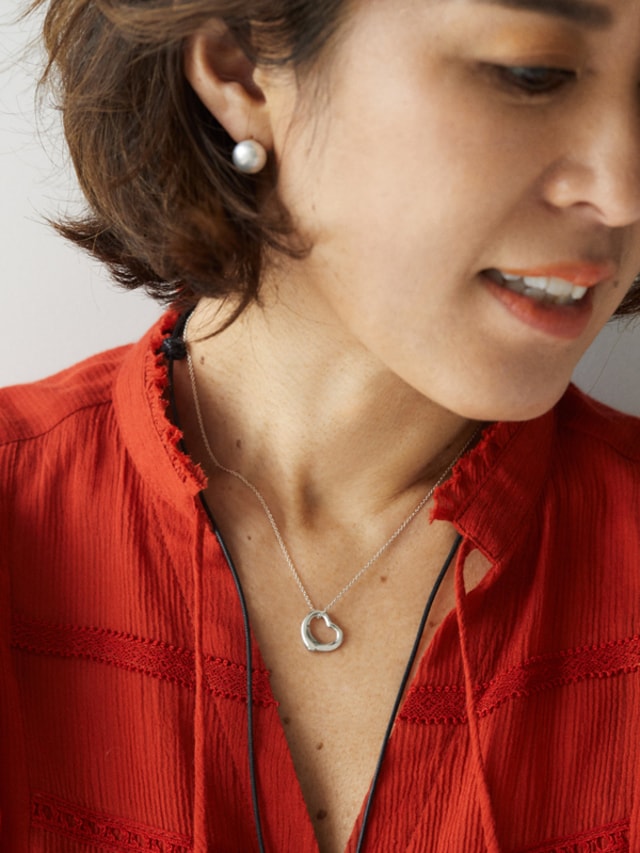 初めて買った「ティファニー」のオープンハート。40代の今の身につけ方とは？ | 好きになって30年。 「ティファニー」が私を魅了し続ける理由 |  mi-mollet（ミモレ） | 明日の私へ、小さな一歩！