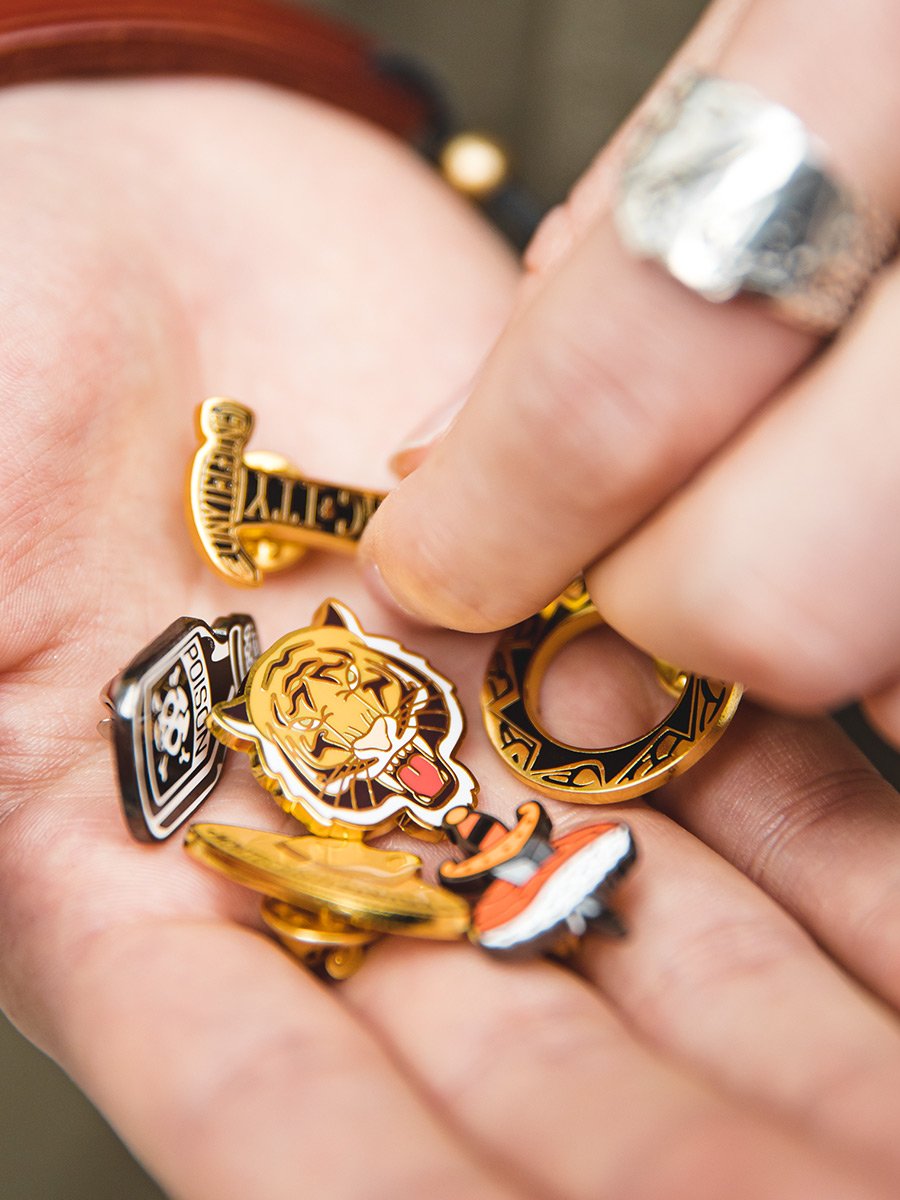 地心引力Gravity 復古配飾琺瑯蝴蝶扣胸針潮阿美咔嘰徽章玩物-Retro's Wear