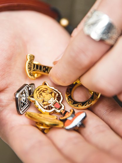 地心引力Gravity 復古配飾琺瑯蝴蝶扣胸針潮阿美咔嘰徽章玩物-Retro's Wear