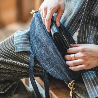 馬登工裝牛仔布大容量斜挎橄欖球包字母通勤單肩胸包男潮-Retro's Wear