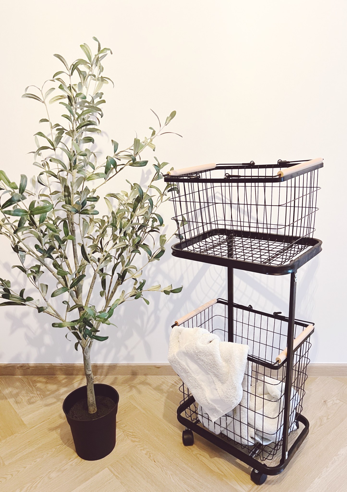Minimalist Jipandi Metal Laundry Basket