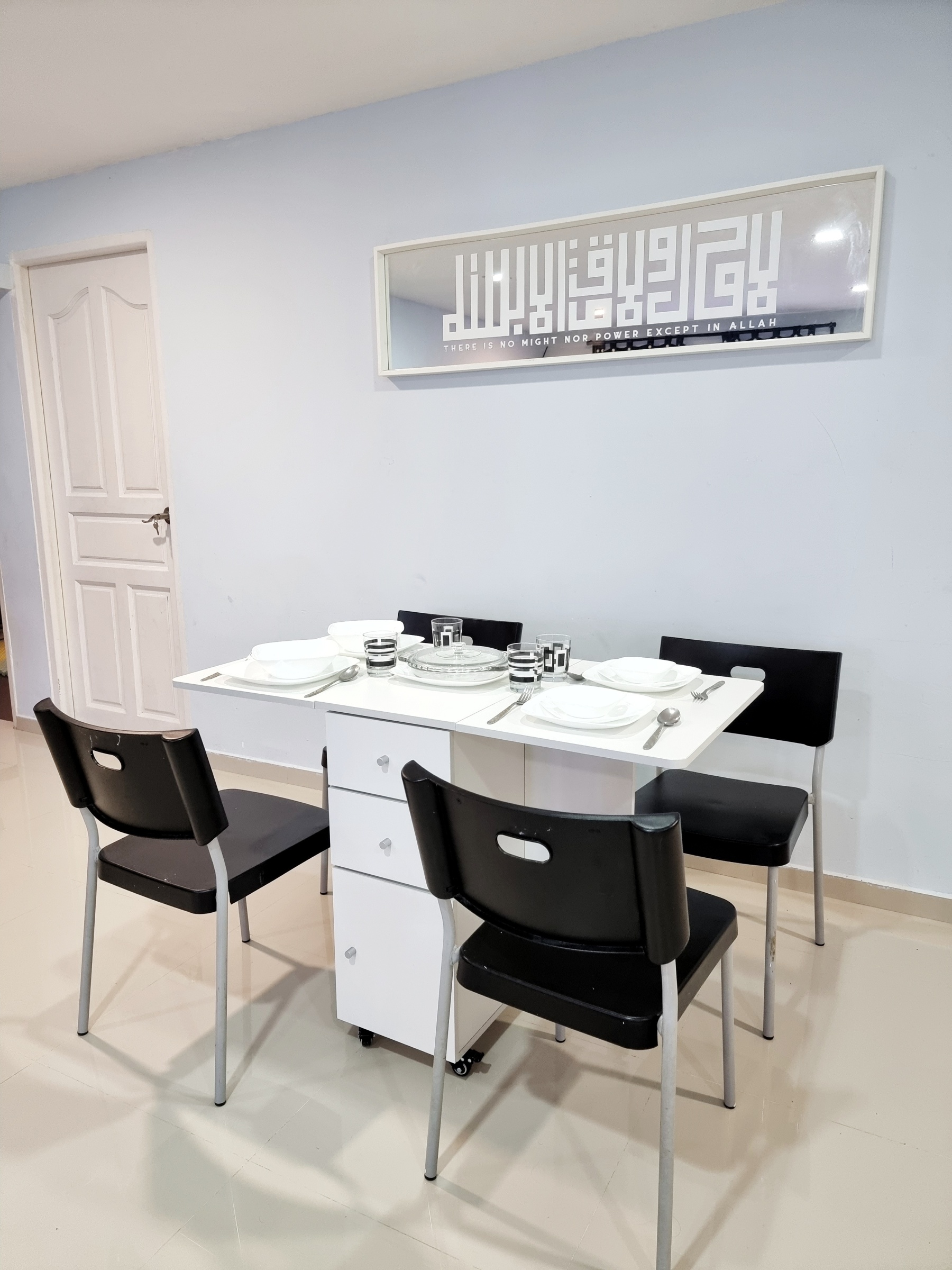 Kelsey Space-saving Foldable Dining Table