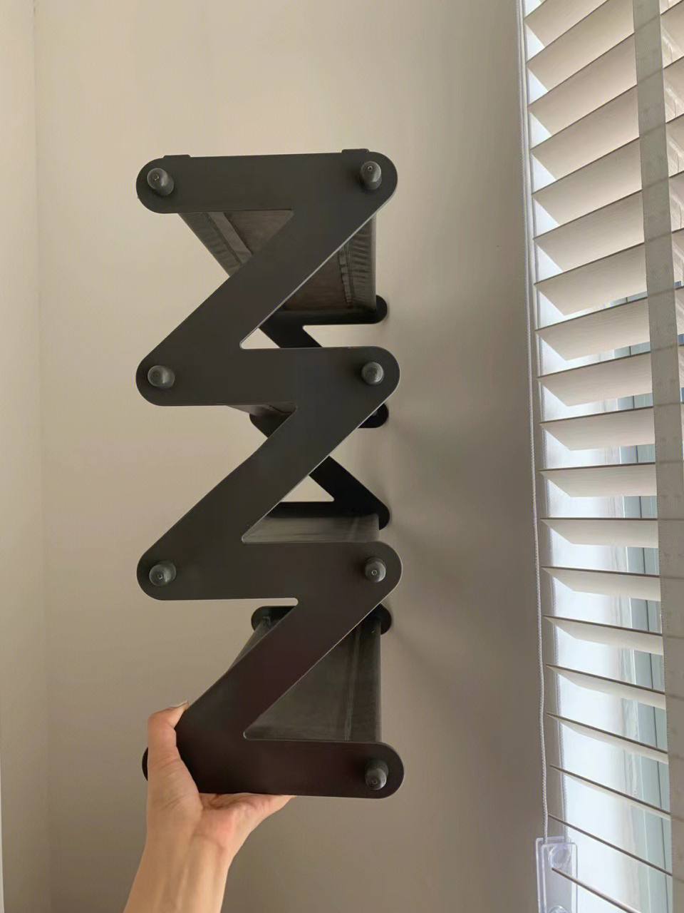 Zig zag collapsible shelf / shoe rack organiser