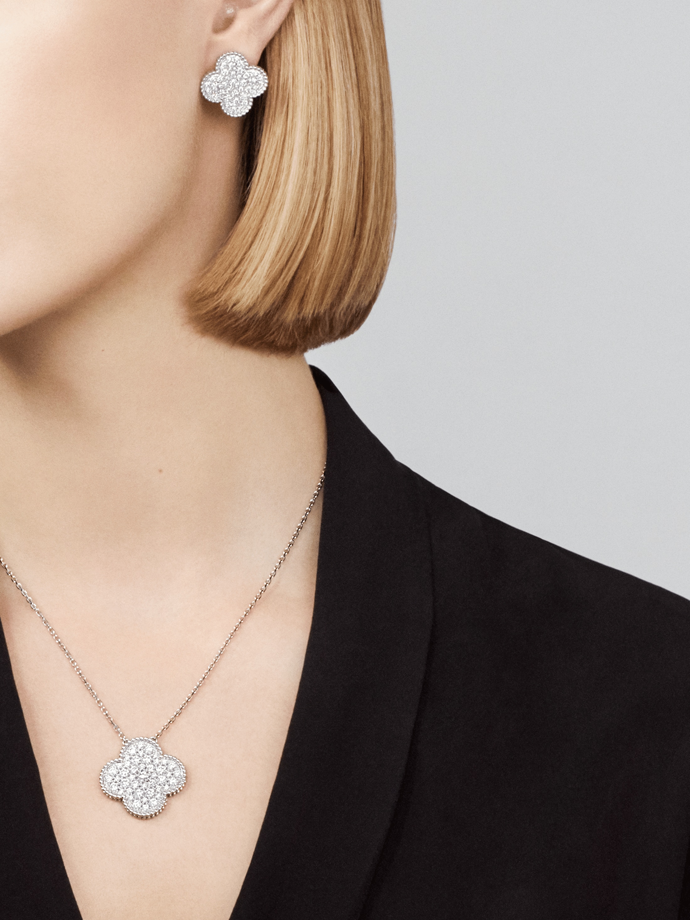 マジック アルハンブラ ペンダント, ホワイトゴールド, ダイヤモンド: 45 石, 2.45 カラット, Worn Alternative, Jewelry Pendent