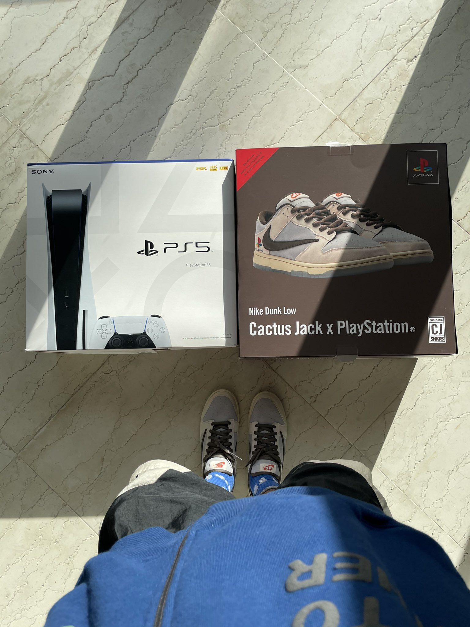 Travis Scott,PlayStation,Nike, 限量 24 双的亲友限定!网友晒出「反钩」PS x Dunk Low!我酸了! Travis Scott,PlayStation,Nike, 限量 24 双的亲友限定!网友晒出「反钩」PS x Dunk Low!我酸了!