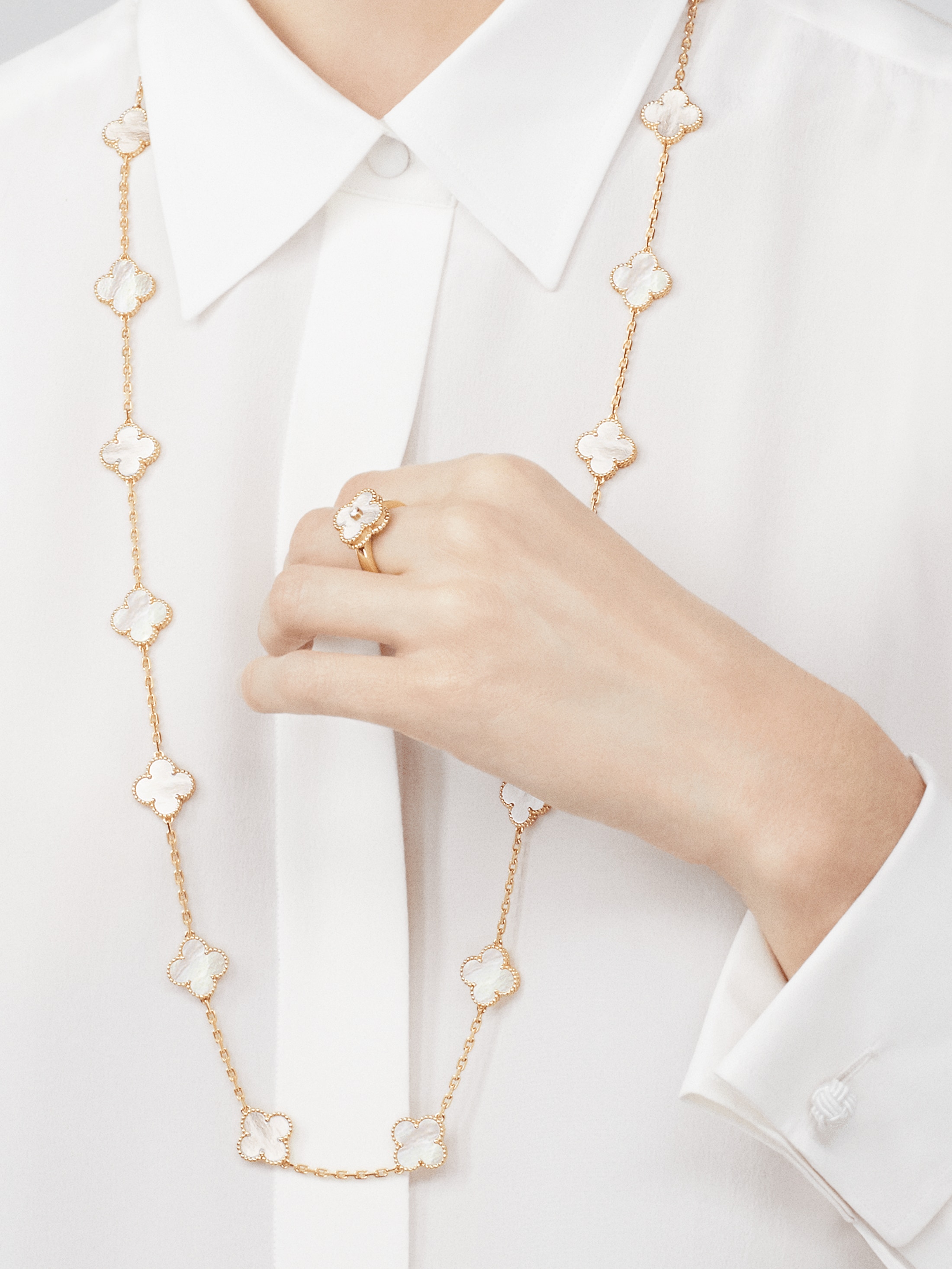 ヴィンテージ アルハンブラ ロングネックレス、20モチーフ, イエローゴールド, マザー オブ パール:  20 石, Worn Alternative, Jewelry Long Necklace