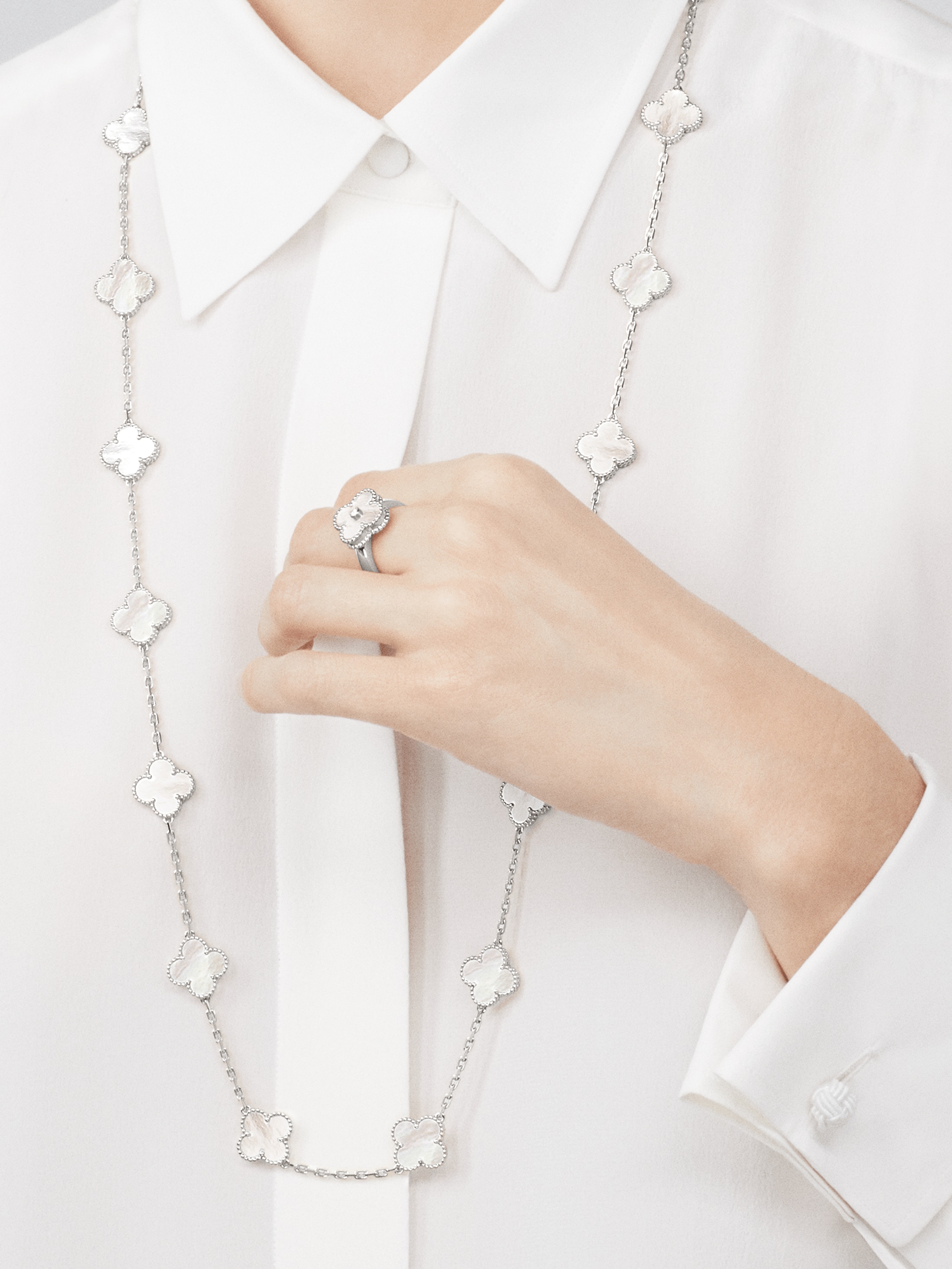 ヴィンテージ アルハンブラ ロングネックレス、20モチーフ, ホワイトゴールド, マザー オブ パール: 20 石, Worn Alternative, Jewelry Long Necklace