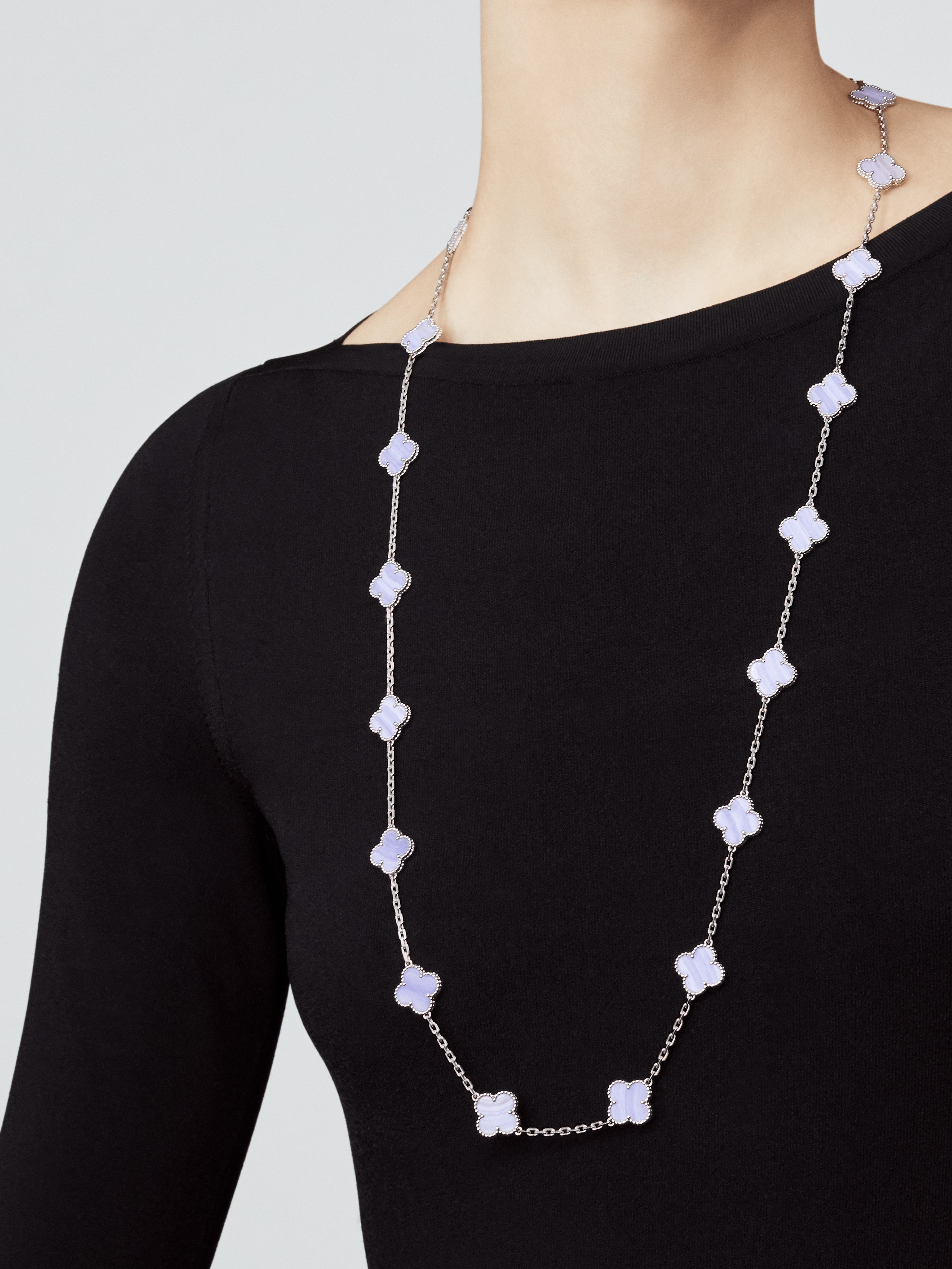 ヴィンテージ アルハンブラ ロングネックレス、20モチーフ, ホワイトゴールド, カルセドニー: 20 石, Worn Alternative, Jewelry Long Necklace