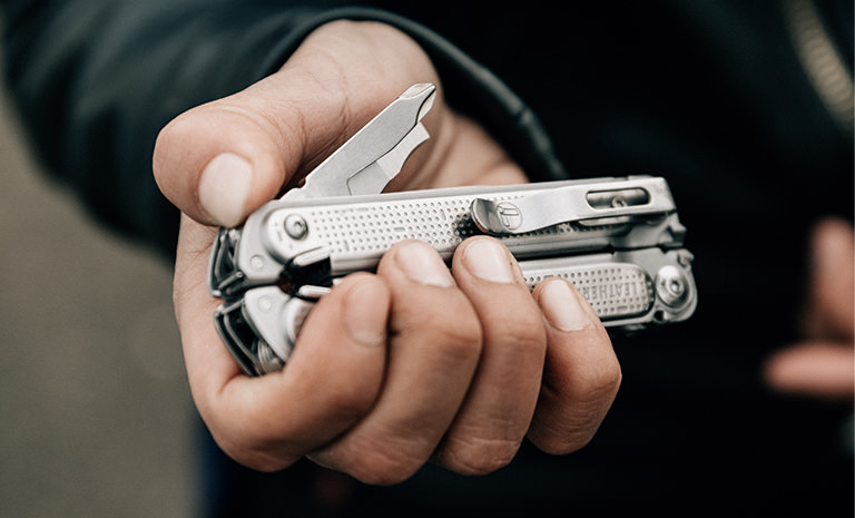 Leatherman FREE P2, stainless steel, one-handed deployment of tools