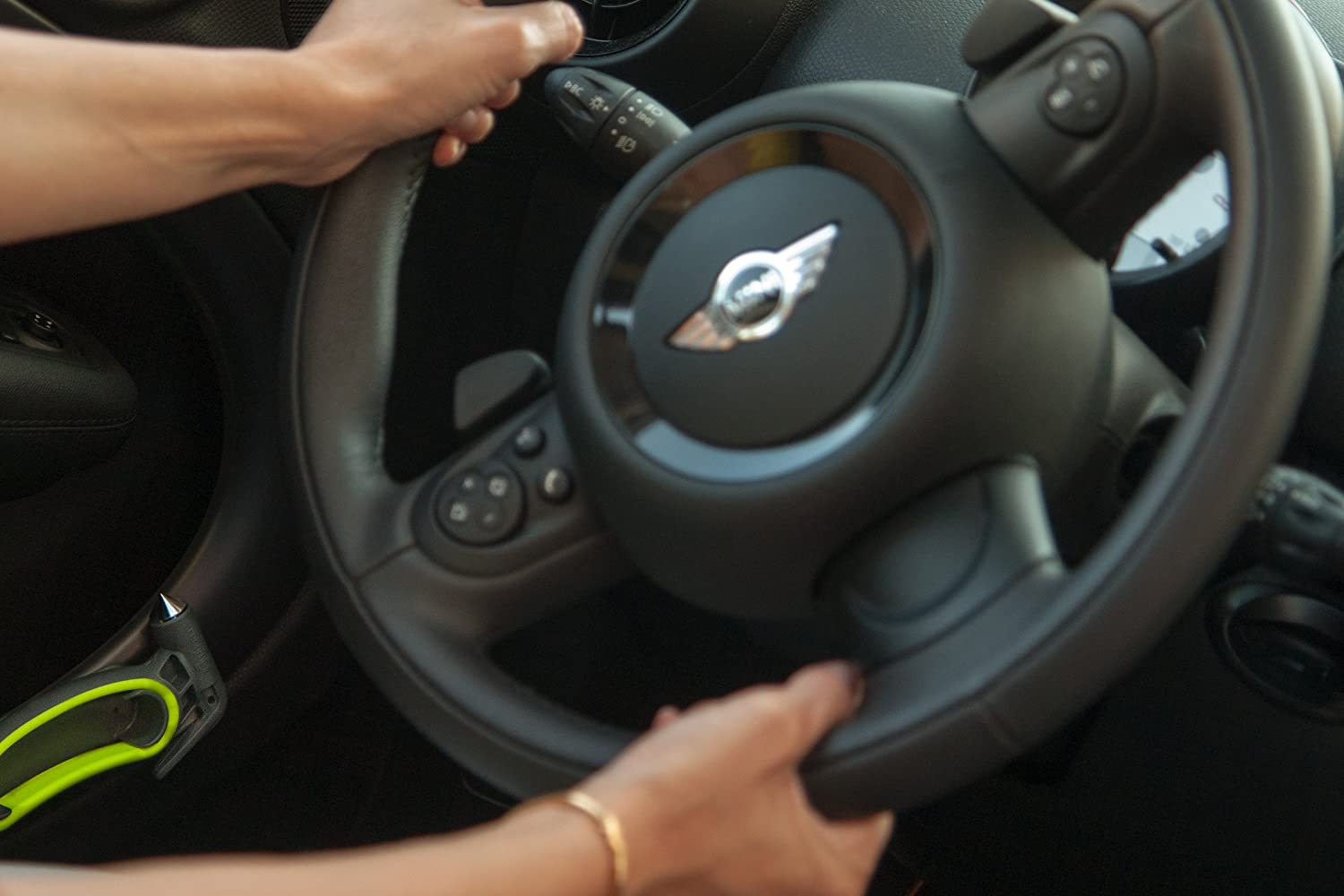 Resqme - Resqhammer™ Ultimate Escape Hammer, Seatbelt Cutter / Window Breaker