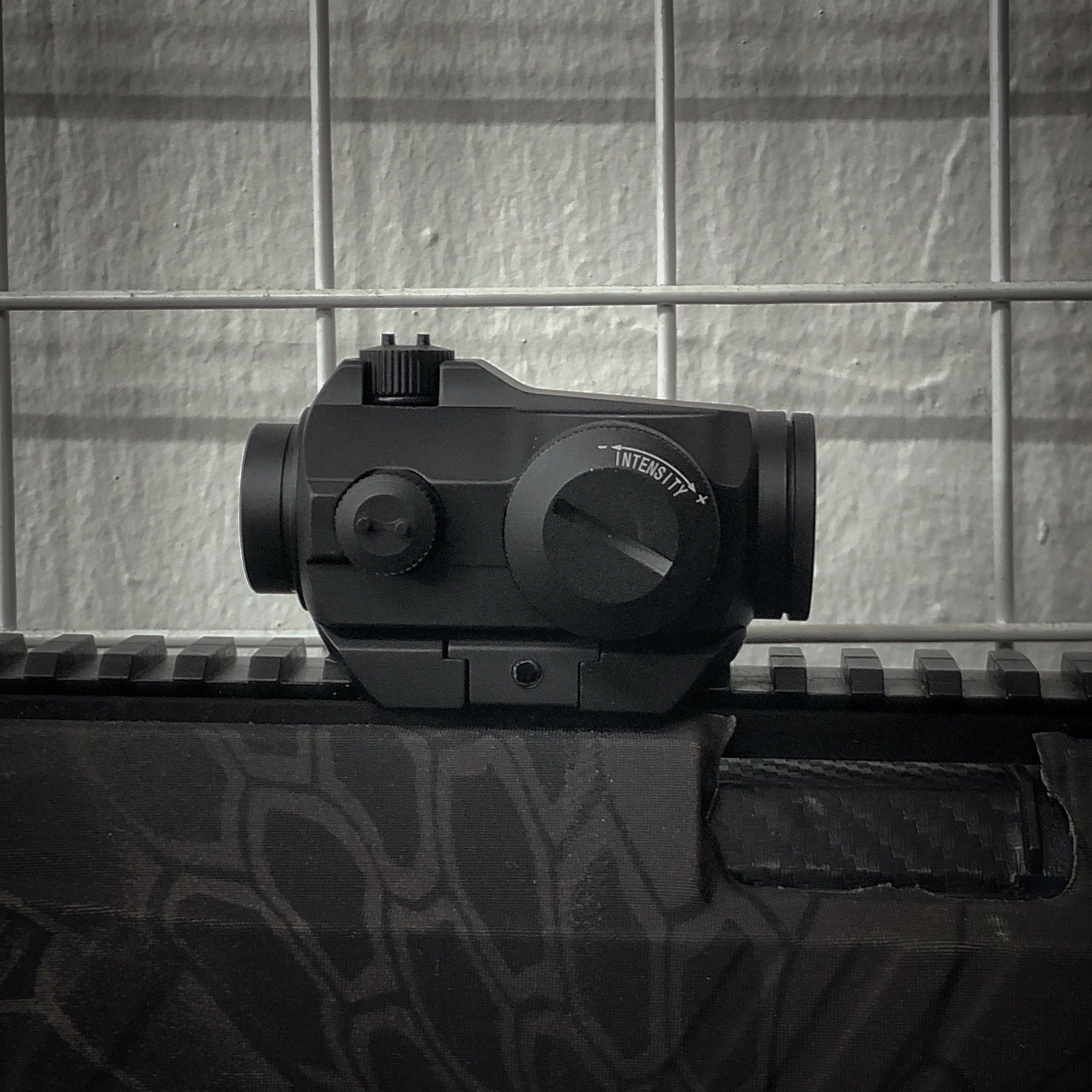 Red Dot Sight - H2 Aim Point (Low Mounted)