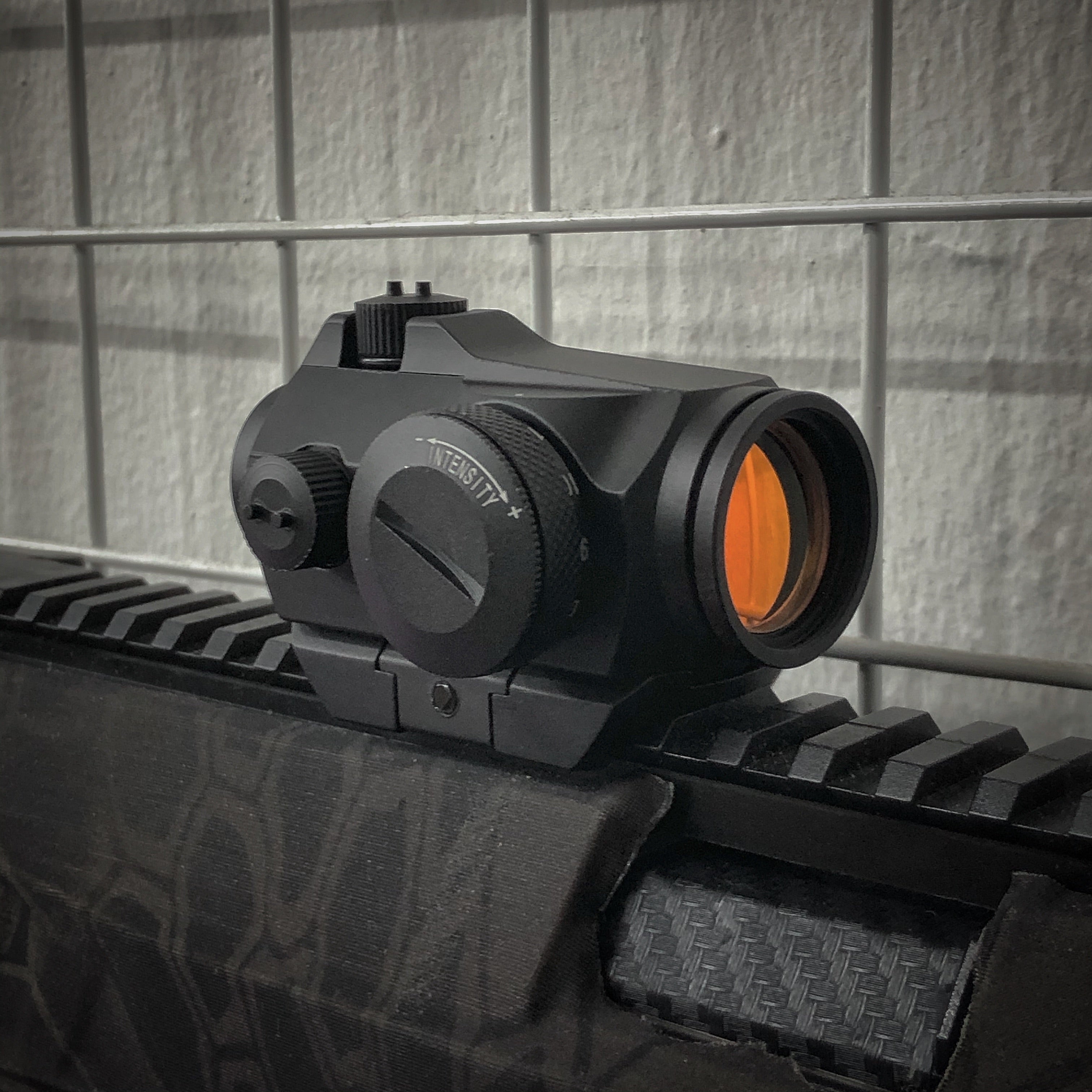 Red Dot Sight - H2 Aim Point (Low Mounted)