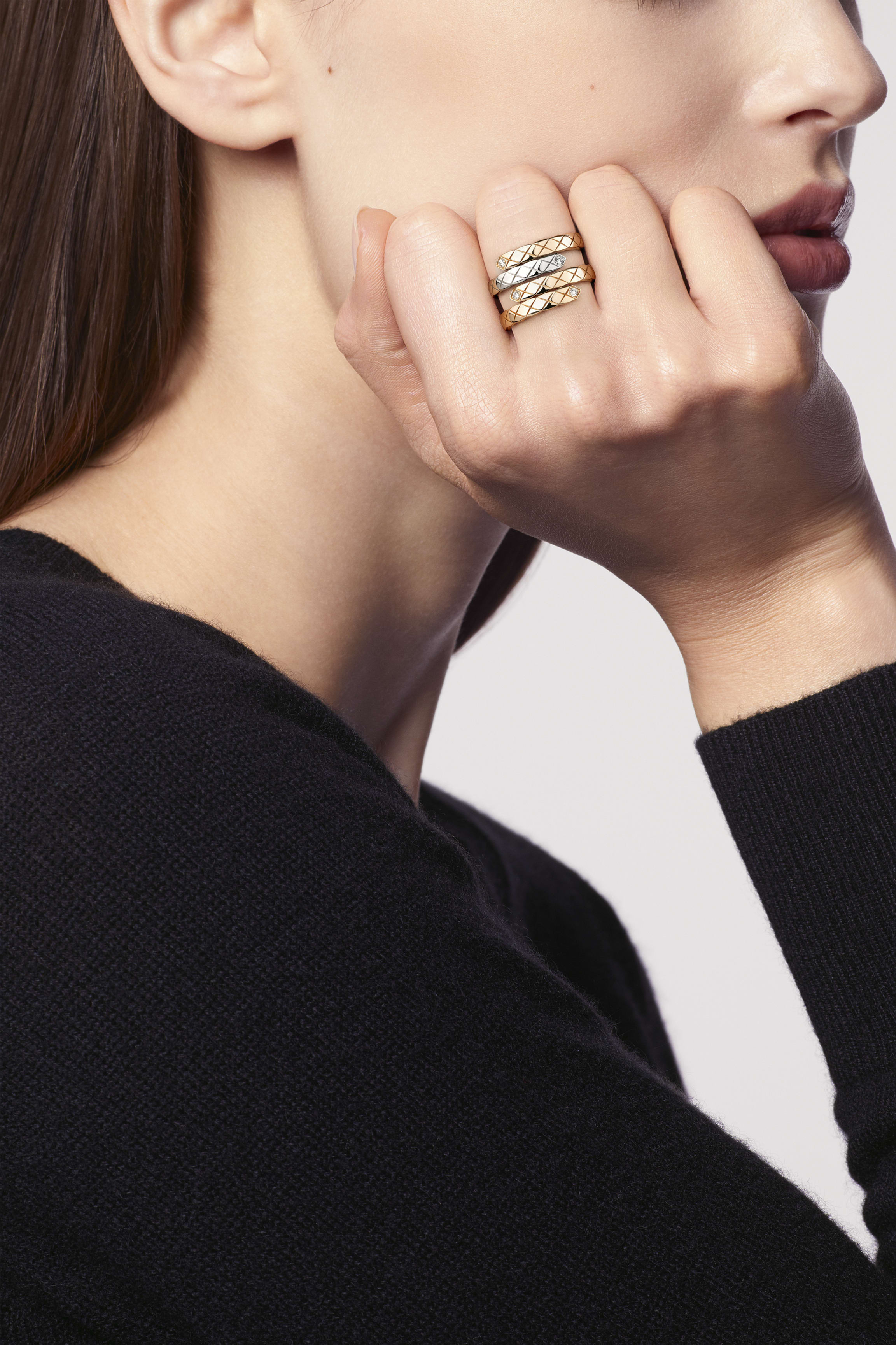 Coco Crush Toi et Moi ring -  Quilted motif, small version, 18K BEIGE GOLD, diamonds - CHANEL - Worn view 2