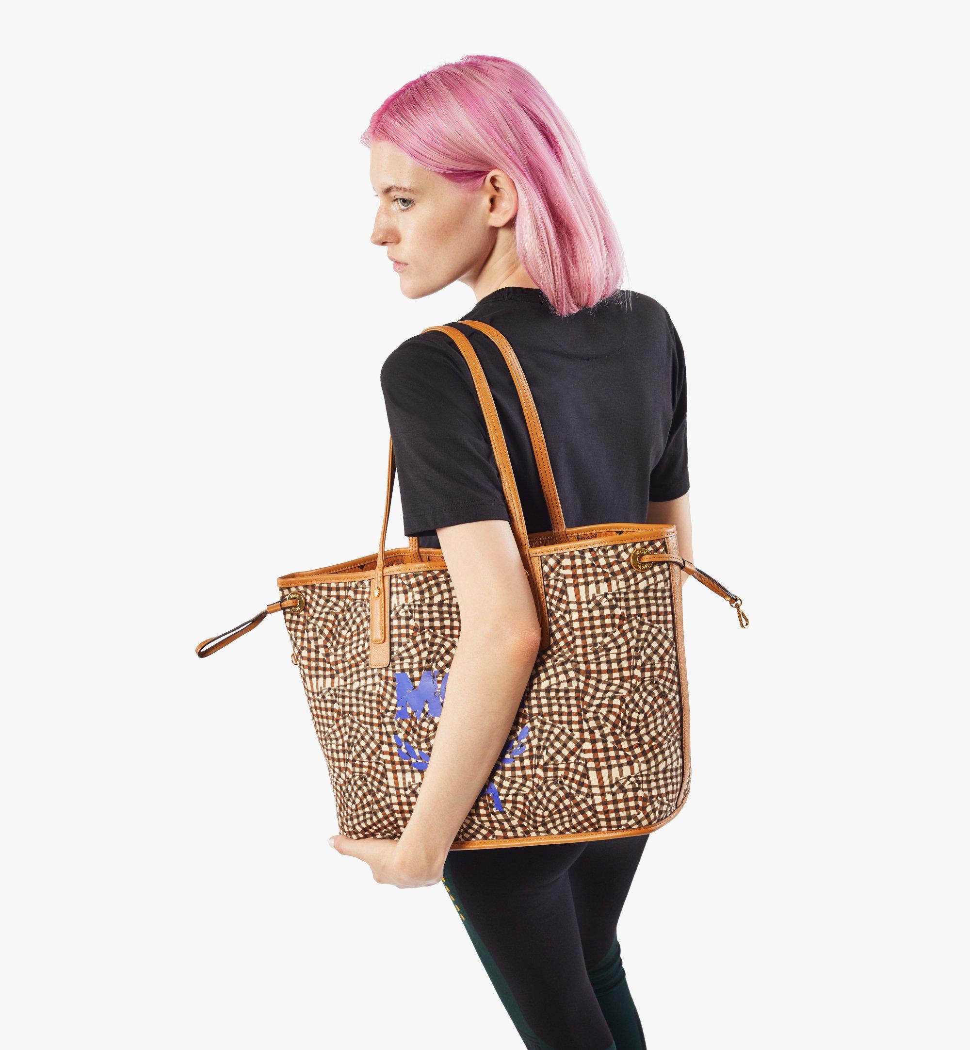 MCM リバーシブル LIZショッパー VISETOS Cognac MWP7AVI22CO001 ほかの角度から見る 6