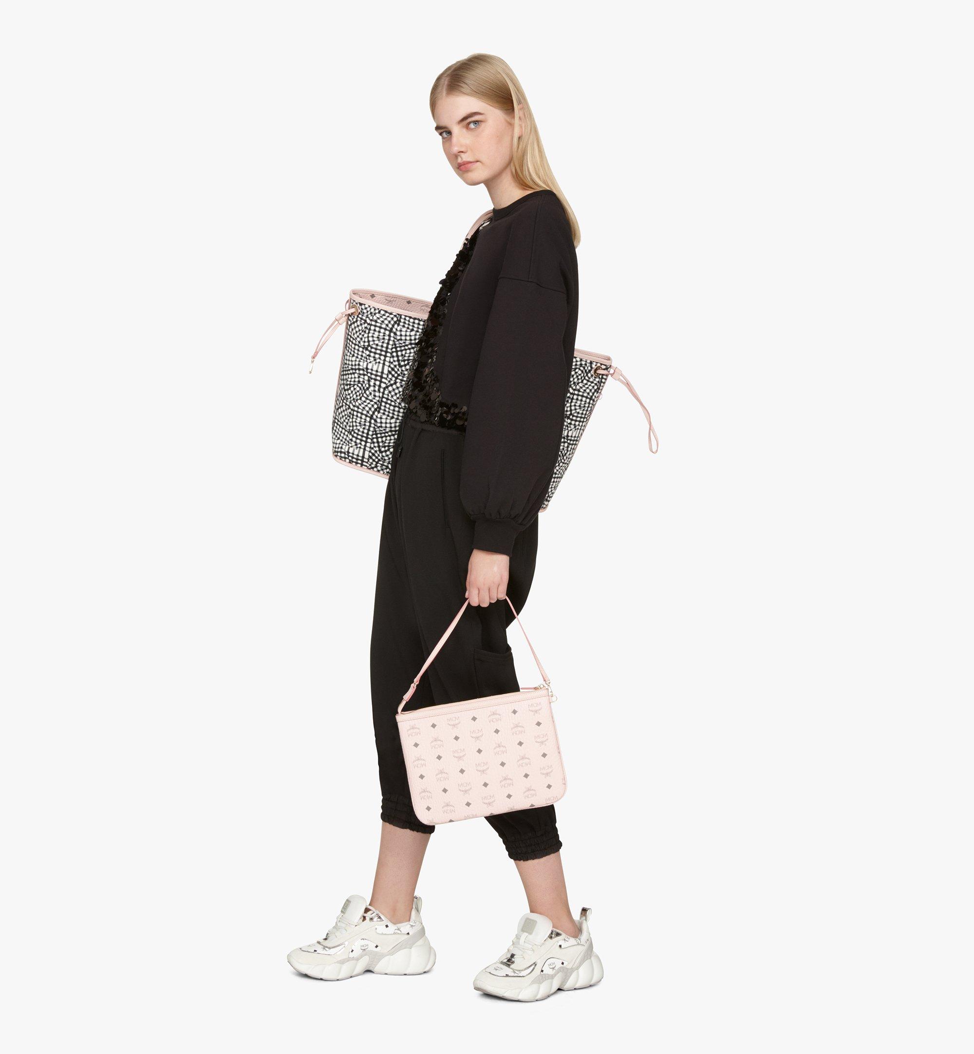 MCM 〈リズ〉リバーシブル ヴィセトス トートバッグ Pink MWP7AVI21QH001 ほかの角度から見る 8 MCM 〈リズ〉リバーシブル ヴィセトス トートバッグ Pink MWP7AVI21QH001 ほかの角度から見る 8