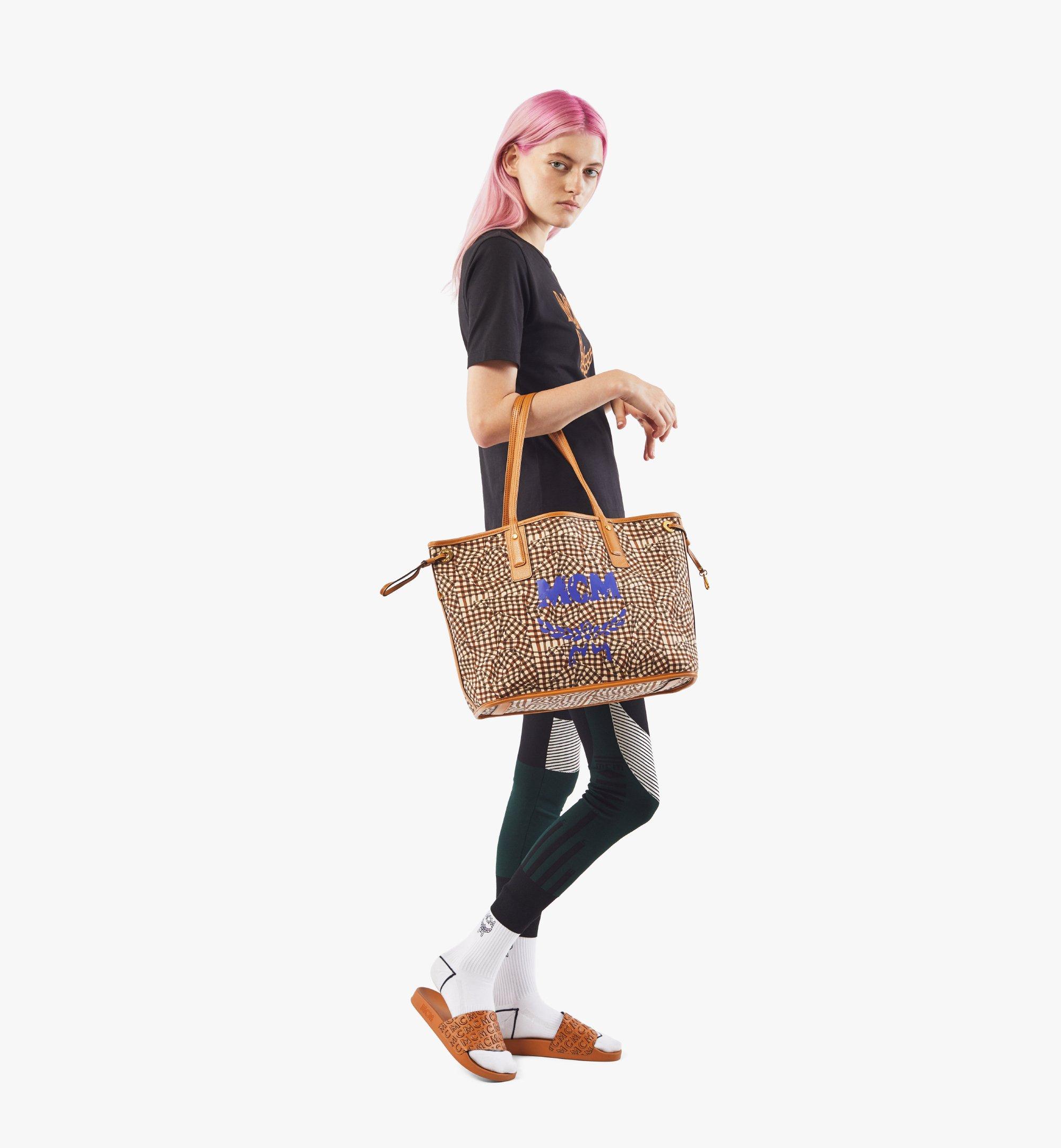 MCM リバーシブル LIZショッパー VISETOS Cognac MWP7AVI22CO001 ほかの角度から見る 5 MCM リバーシブル LIZショッパー VISETOS Cognac MWP7AVI22CO001 ほかの角度から見る 5