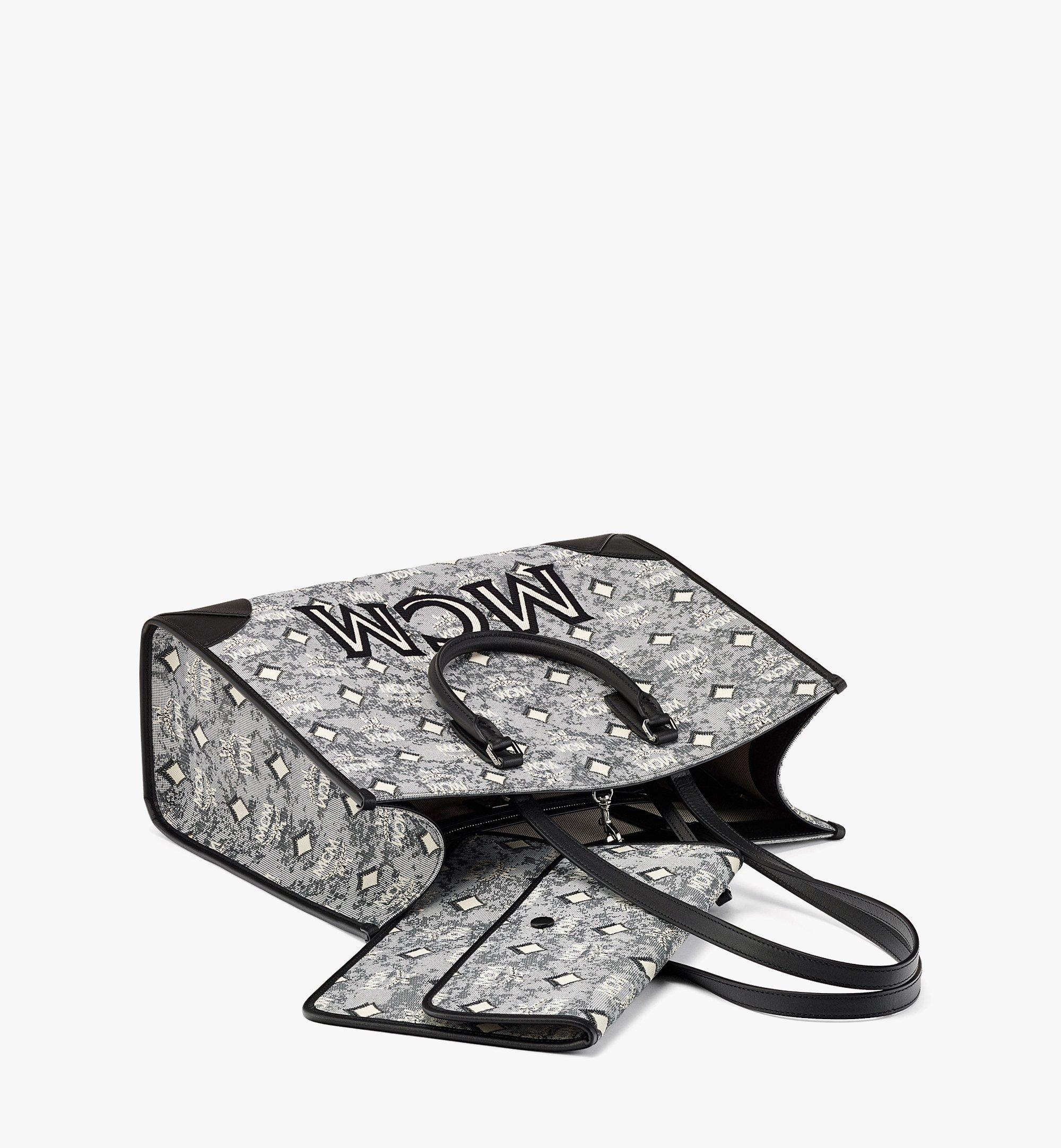 MCM トートバッグ - ヴィンテージ モノグラム ジャカード Grey MWTBATQ01EG001 ほかの角度から見る 2 MCM トートバッグ - ヴィンテージ モノグラム ジャカード Grey MWTBATQ01EG001 ほかの角度から見る 2