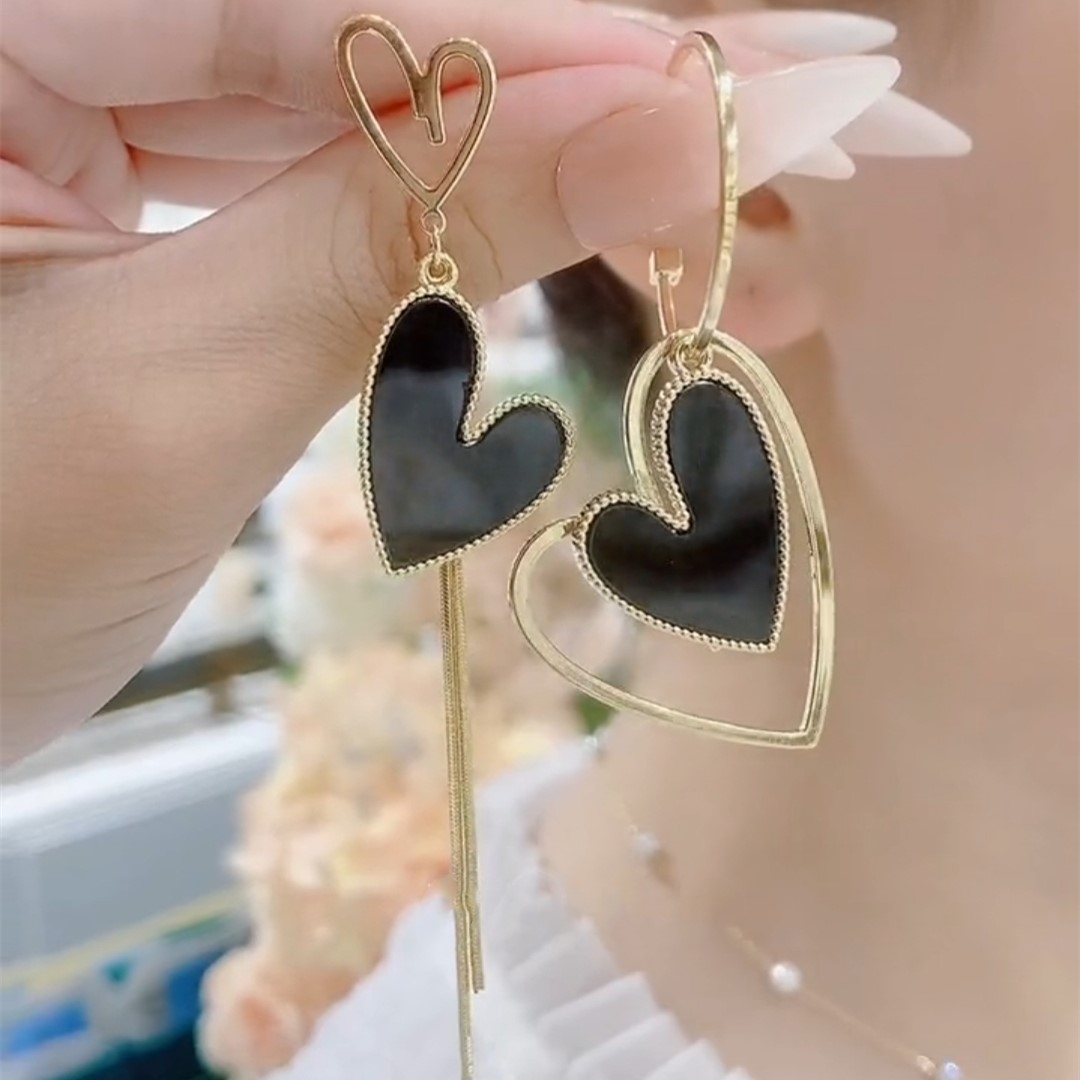 不對稱黑色愛心流蘇耳環-FANYIACC