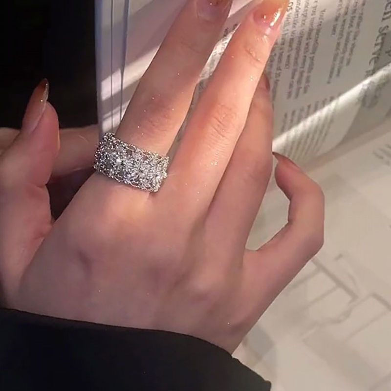 閃耀滿天星莫桑鑽戒指