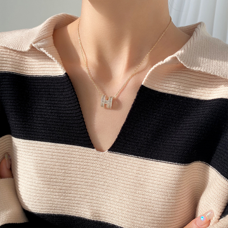 微鑲滿鑽字母H設計感項錬