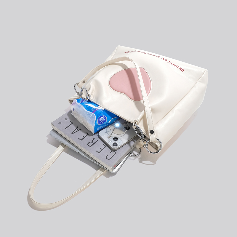 新款法式愛心 大容量托特包     白色容量展示