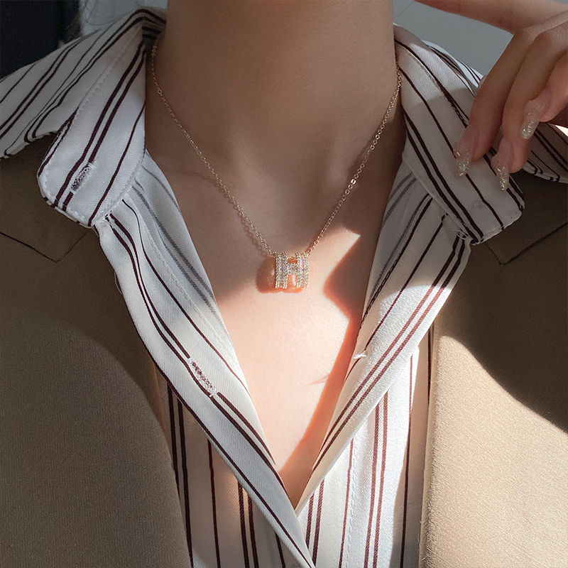 微鑲滿鑽字母H設計感項錬