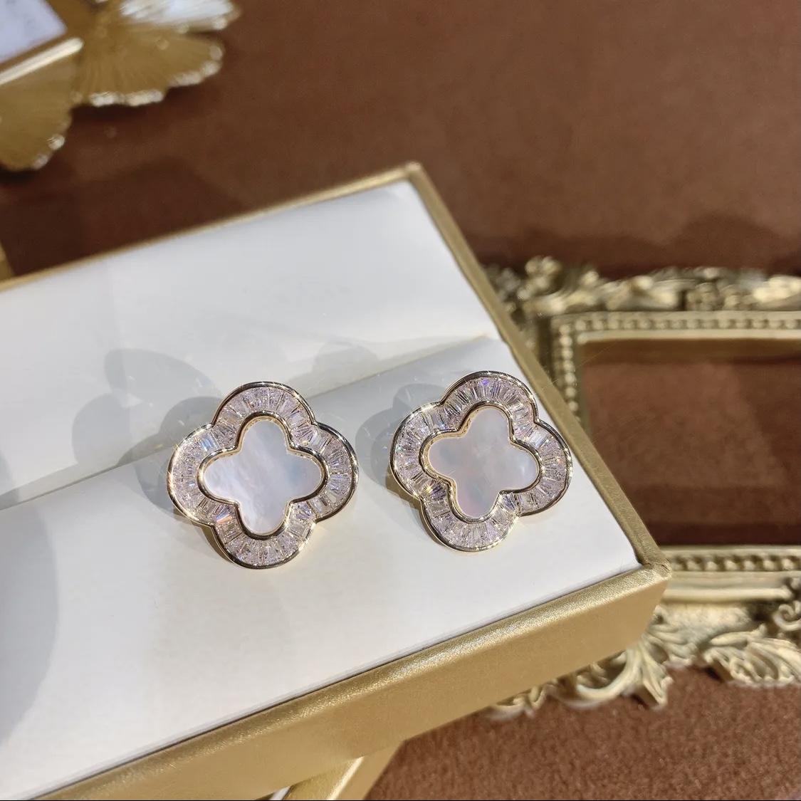 四葉草花朵白貝母耳環