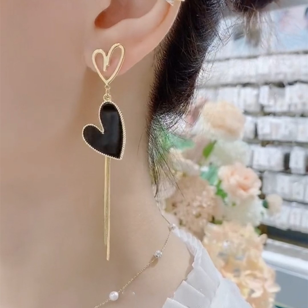 不對稱黑色愛心流蘇耳環-FANYIACC