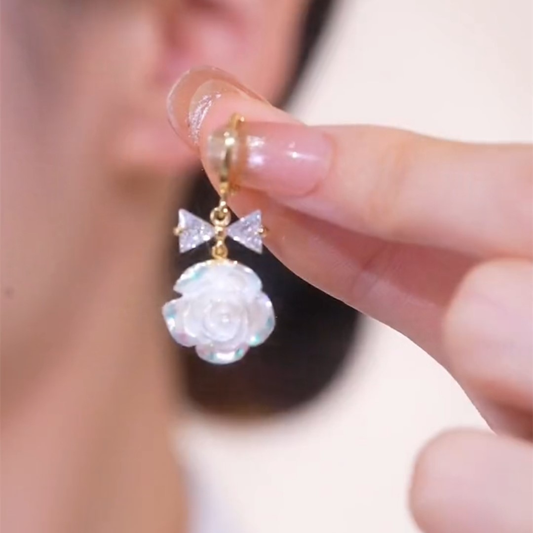 蝴蝶結白色滴油花朵耳扣-FANYIACC