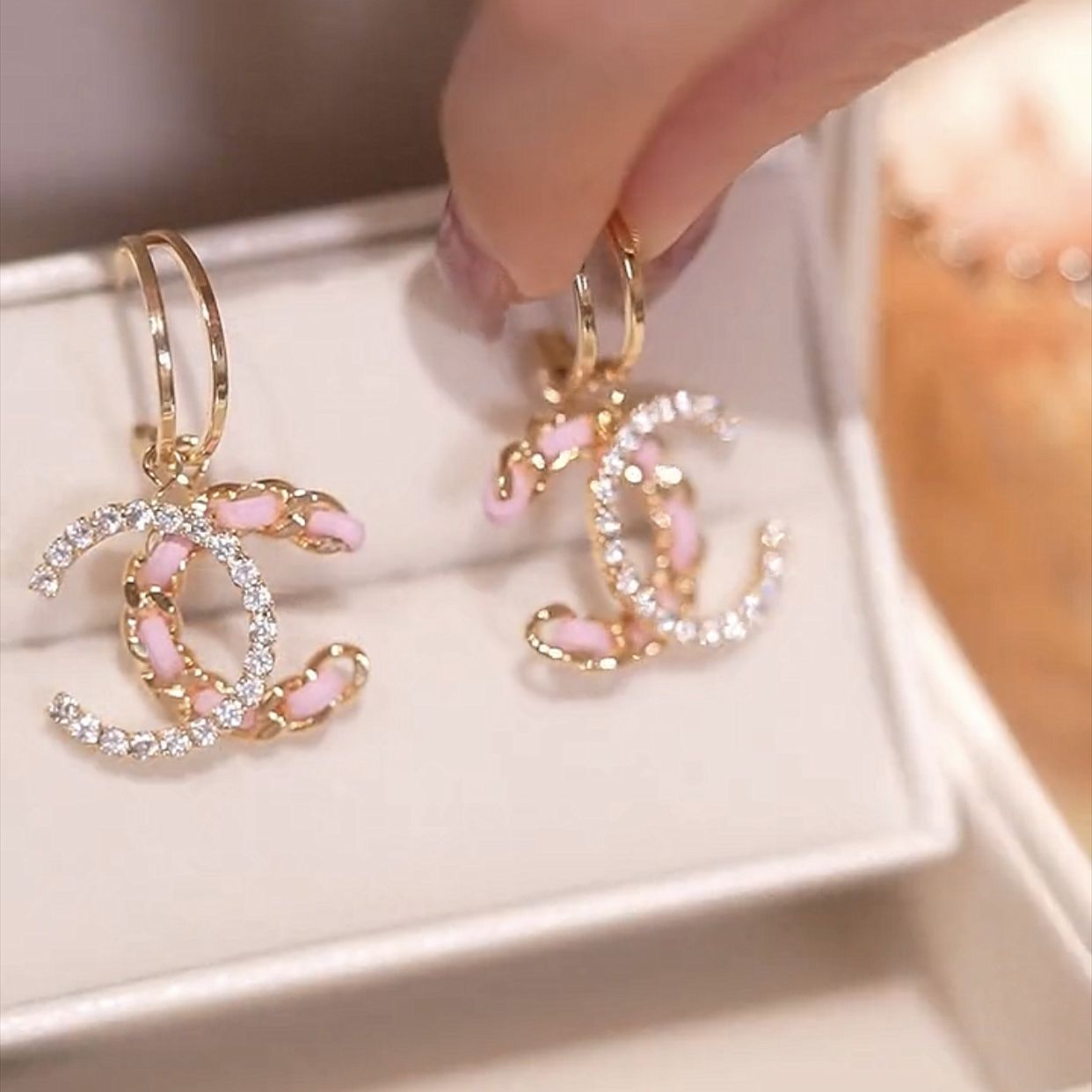 925銀針字母鑲鑽個性耳環-FANYIACC