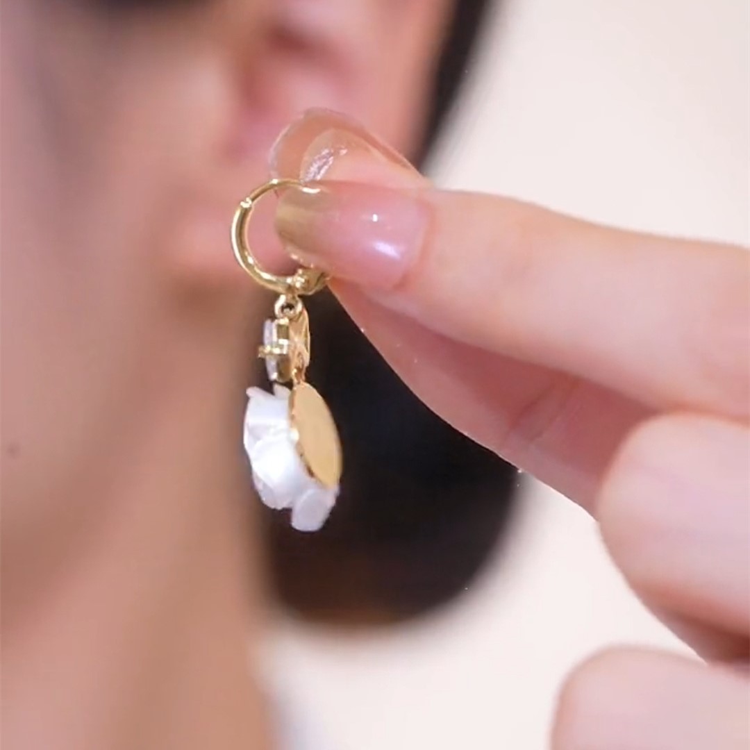 蝴蝶結白色滴油花朵耳扣-FANYIACC