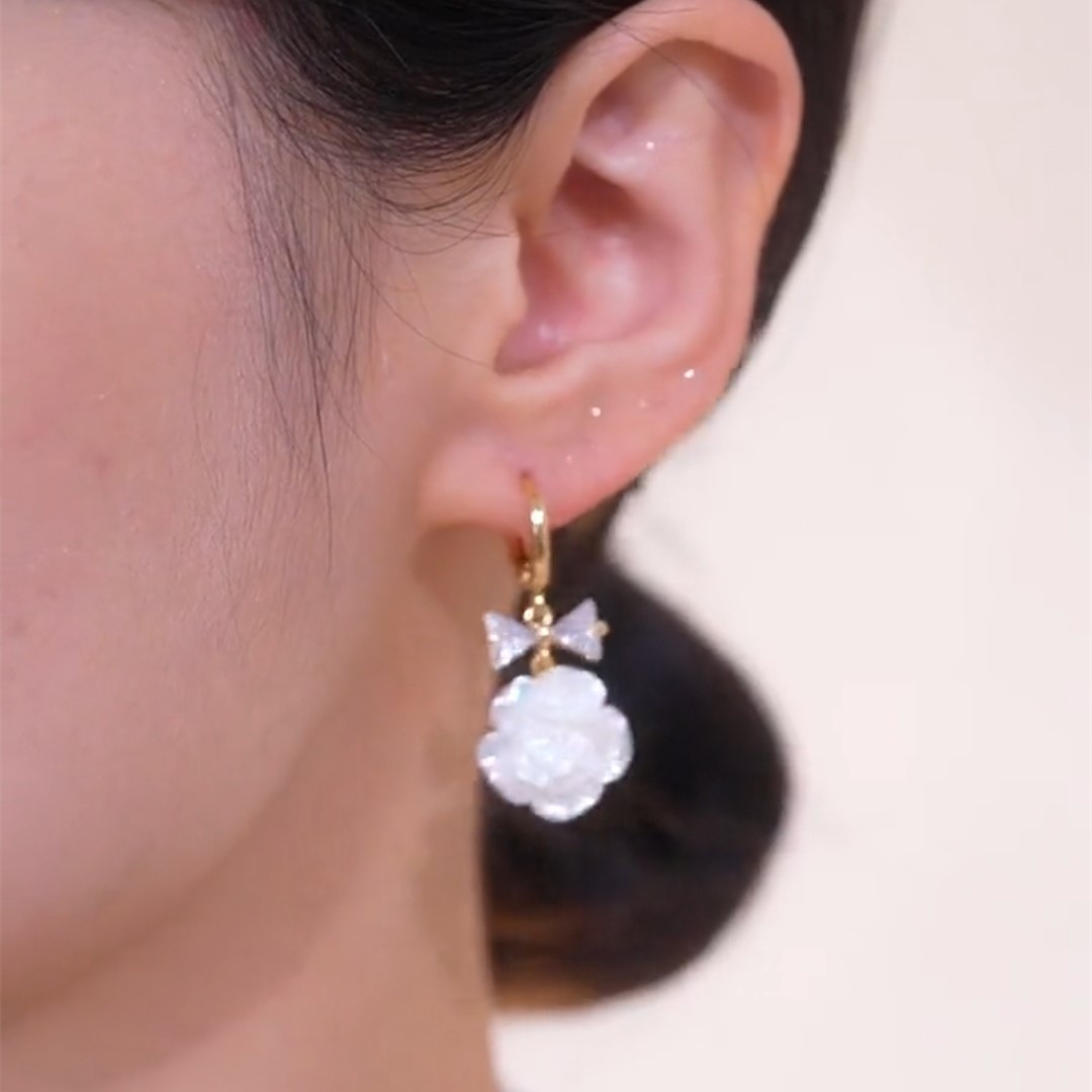 蝴蝶結白色滴油花朵耳扣-FANYIACC