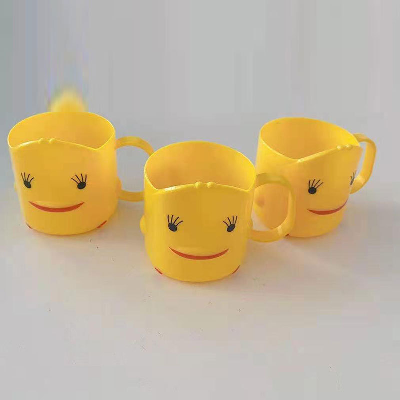 メーカー供給漫画クリエイティブリトルイエローアヒル水カップかわいい漫画の形の子供のマウスウォッシュカップ肥厚歯ブラシカップ
