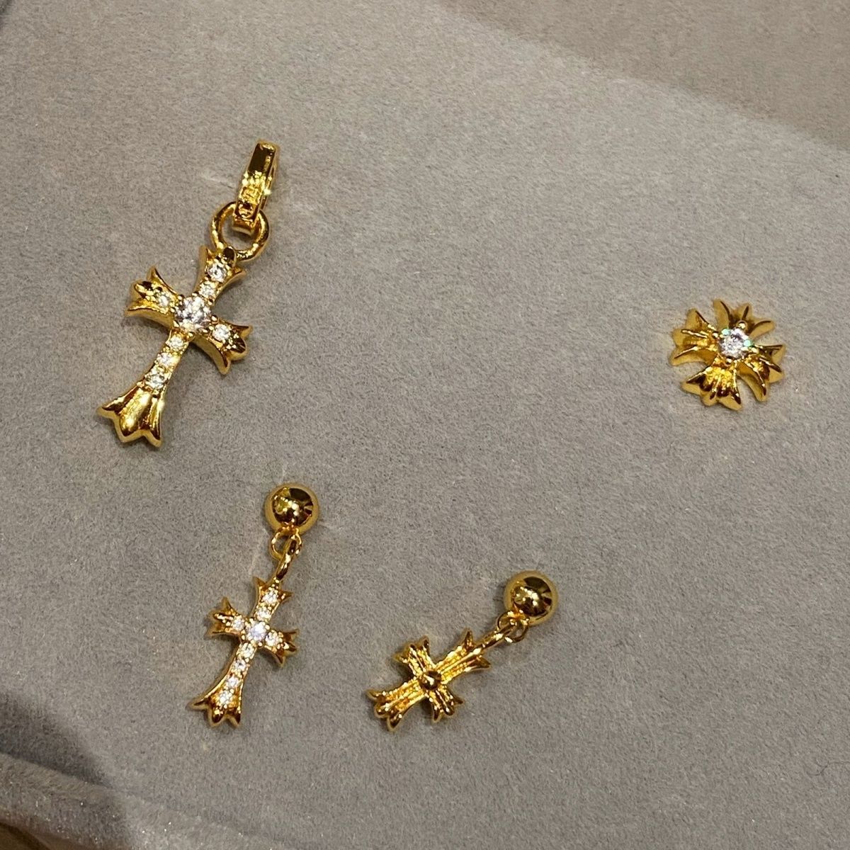 Chrome Hearts 新作  4個セットで15800円です     スタッドカップルイヤリング  男女兼用