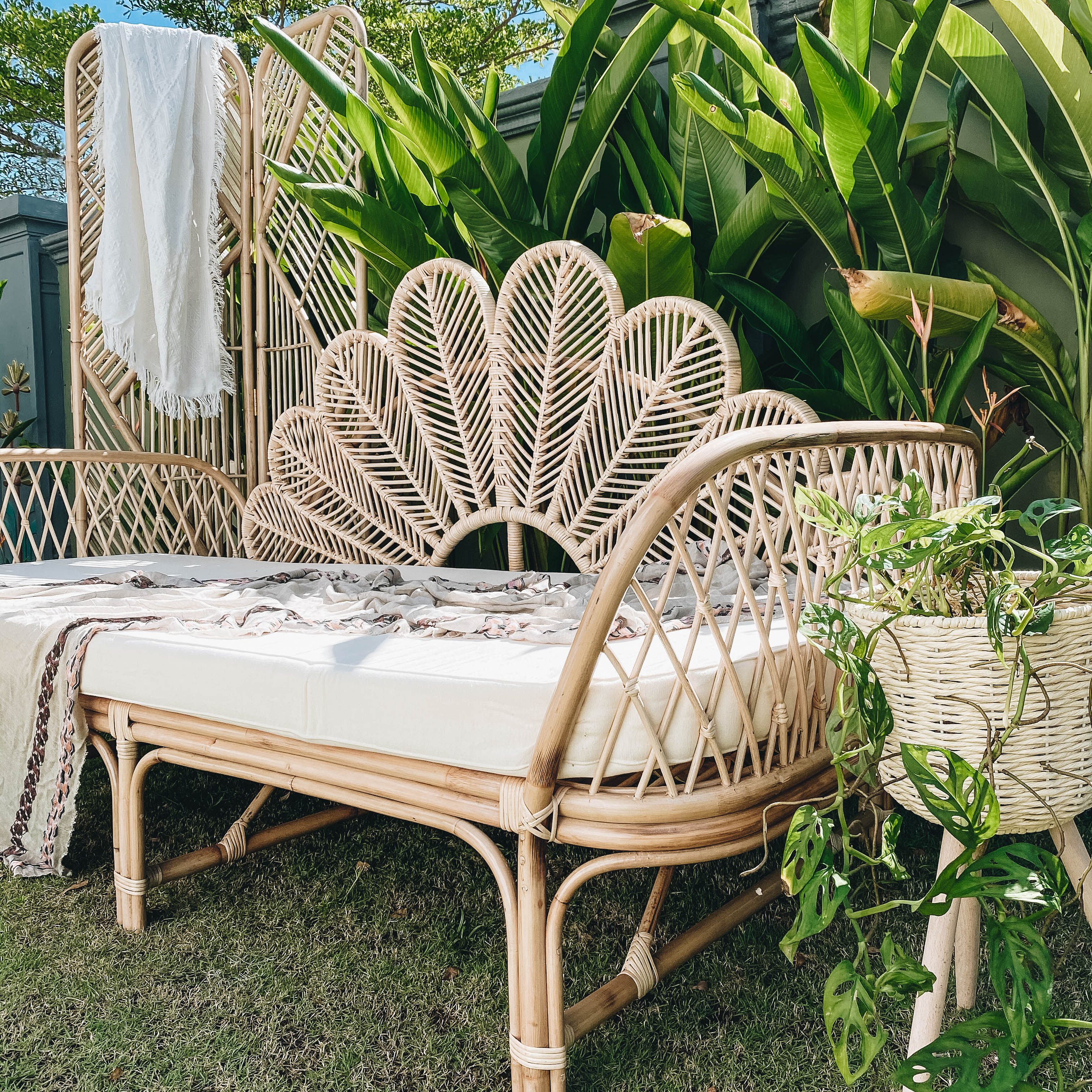 Freya Flower Rattan Daybed / Sofabed