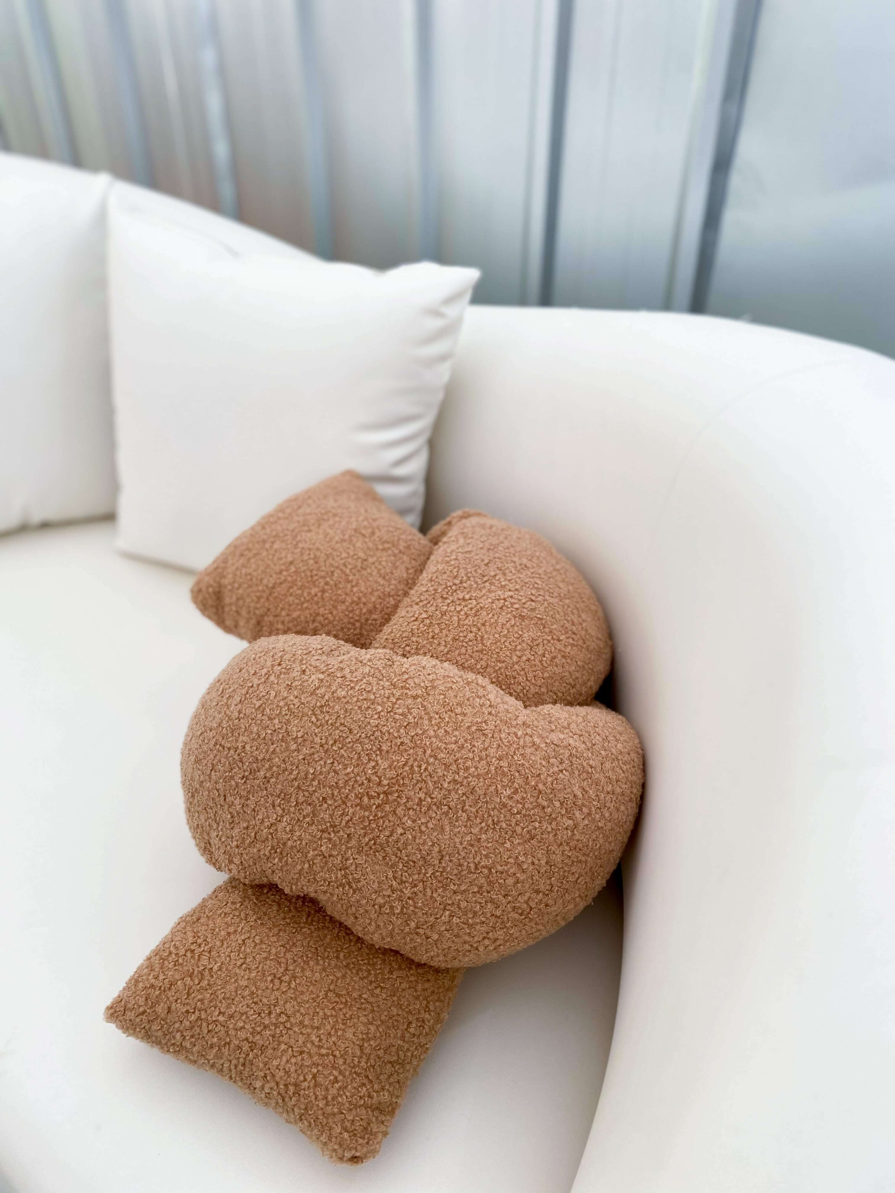 Curated 32 – Knot Pillow