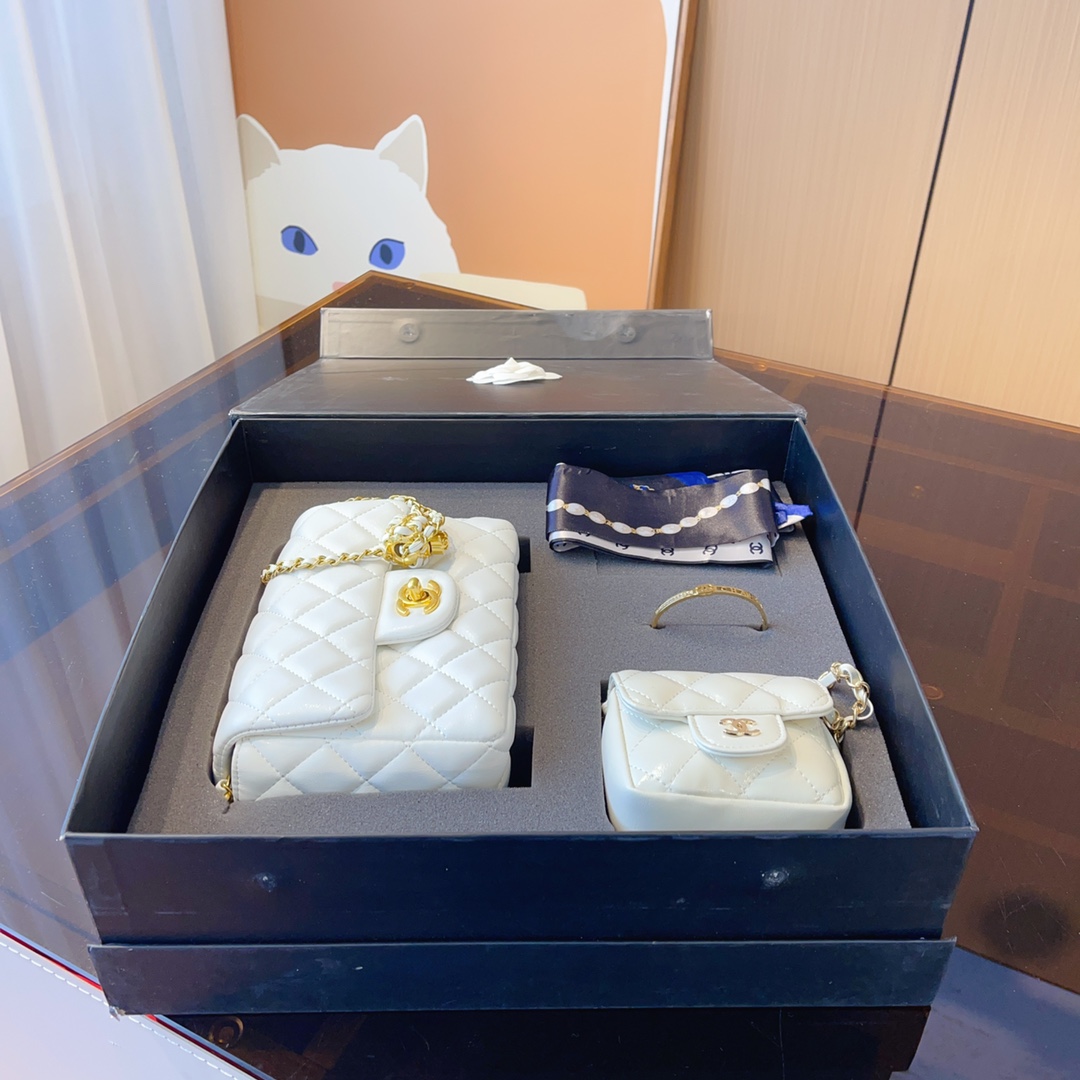 *大人可愛い♡*【CHANEL】フラップバッグ 上品 ホワイト シャネルバッグで春の上品ホワイトコーデ♡ | 華組 小林五月子の