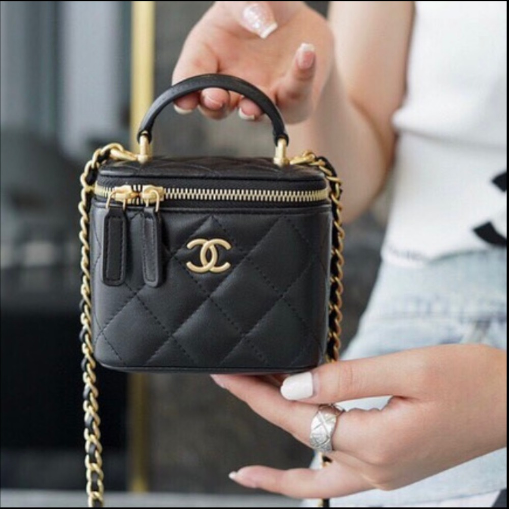 限定♪オシャレなオールブラックCHANEL ミニチェーンクラッチ 高級感溢れるミニバッグ】シャネル チェーンクラッチ (CHANEL