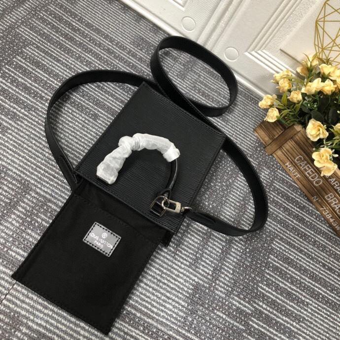 LOUIS VUITTON ルイヴィトン ショルダーバッグ & クロスボディバッグ M69441