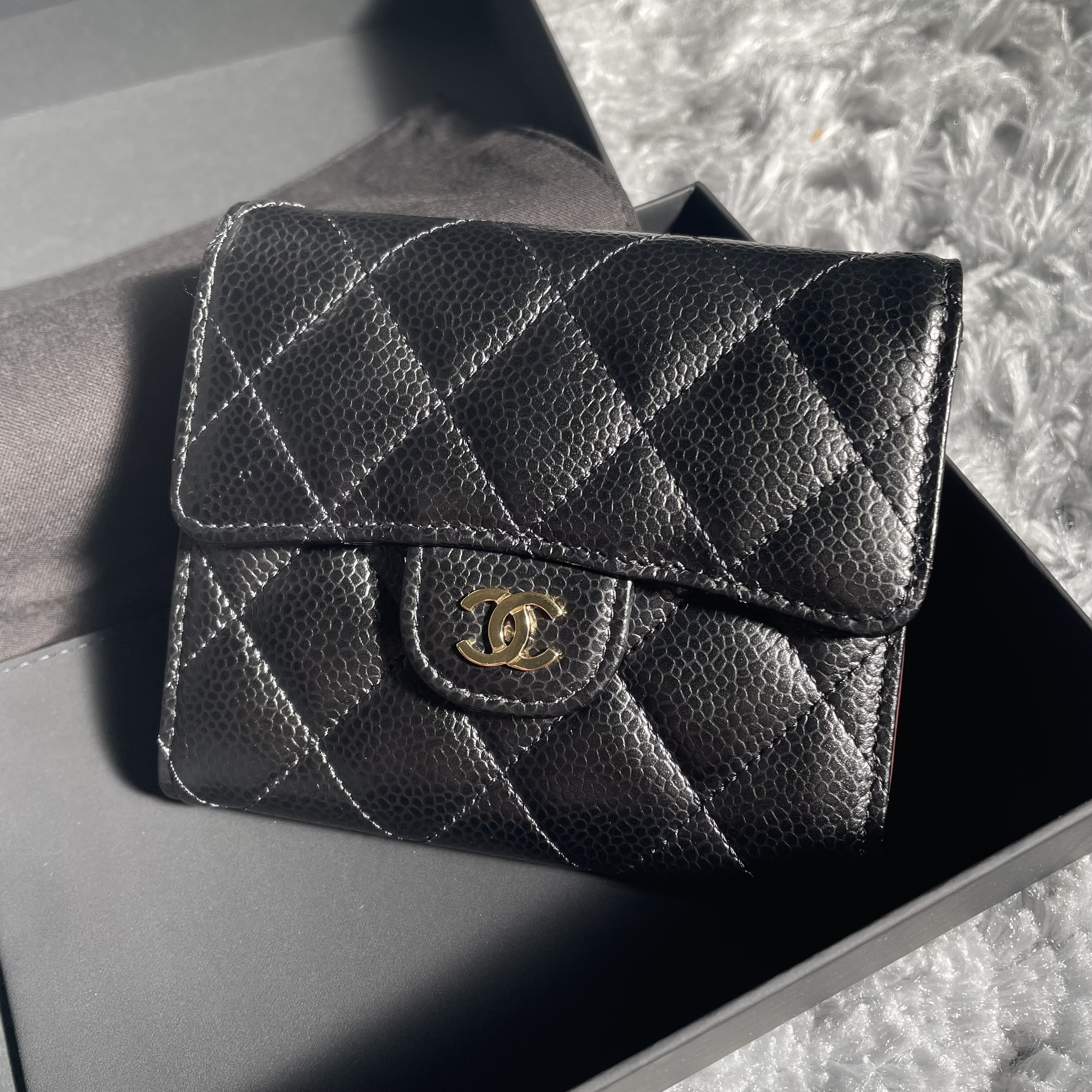 《シルエットとロゴが可愛い♪》CHANEL マトラッセ三つ折り財布