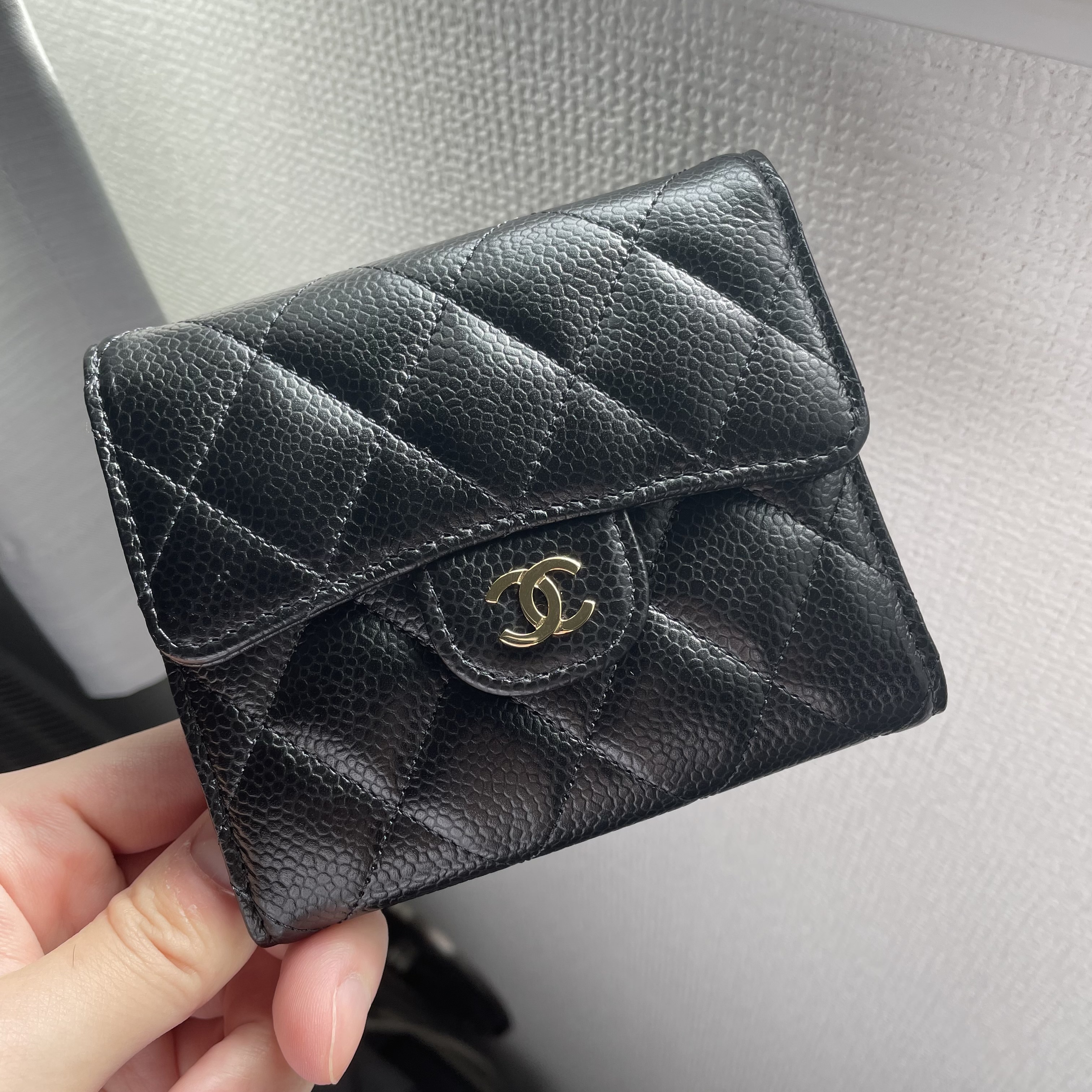 《シルエットとロゴが可愛い♪》CHANEL マトラッセ三つ折り財布