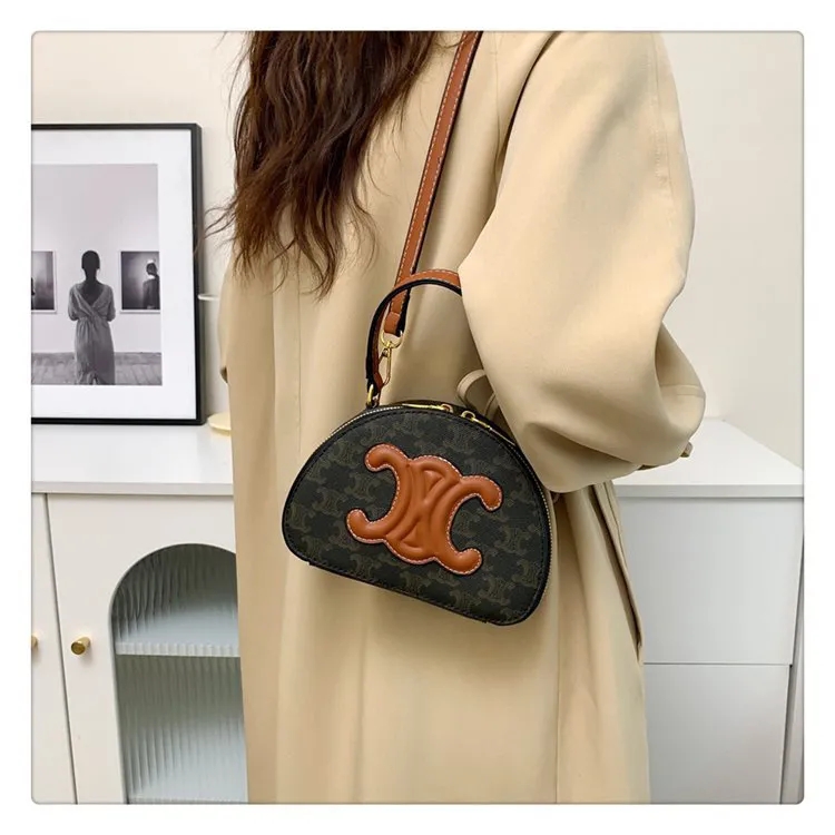 【CELINE】キュイル トリオンフ ハーフムーンケース / タン