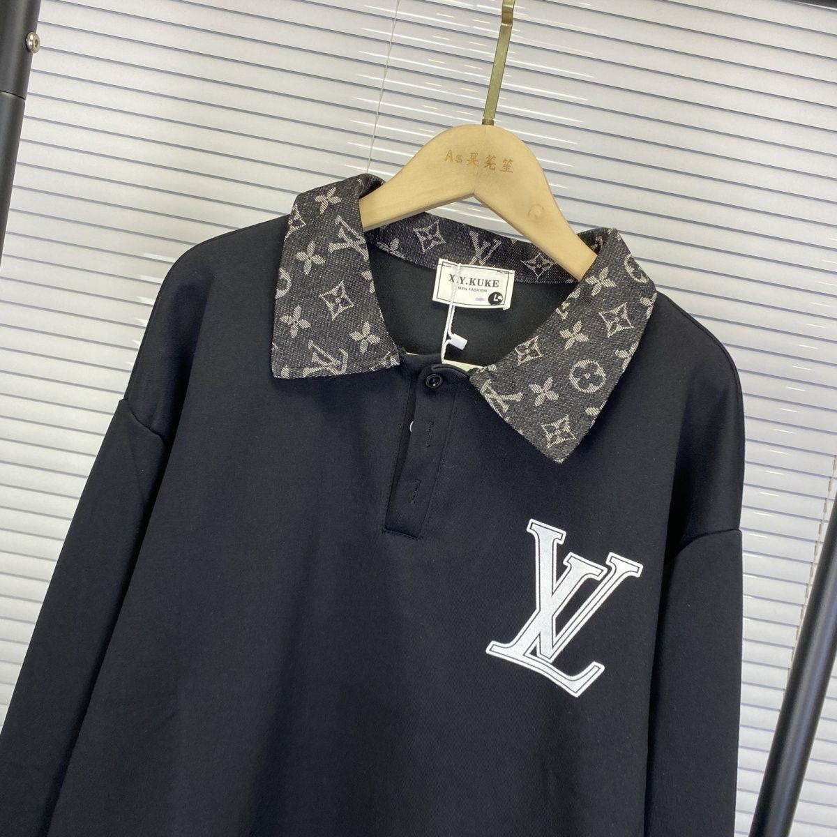 LOUIS VUITTON パーカー  ルイ・ヴィトンロゴ トレーナー  襟付き ゆったり 秋 冬  カジュアル おしゃれ