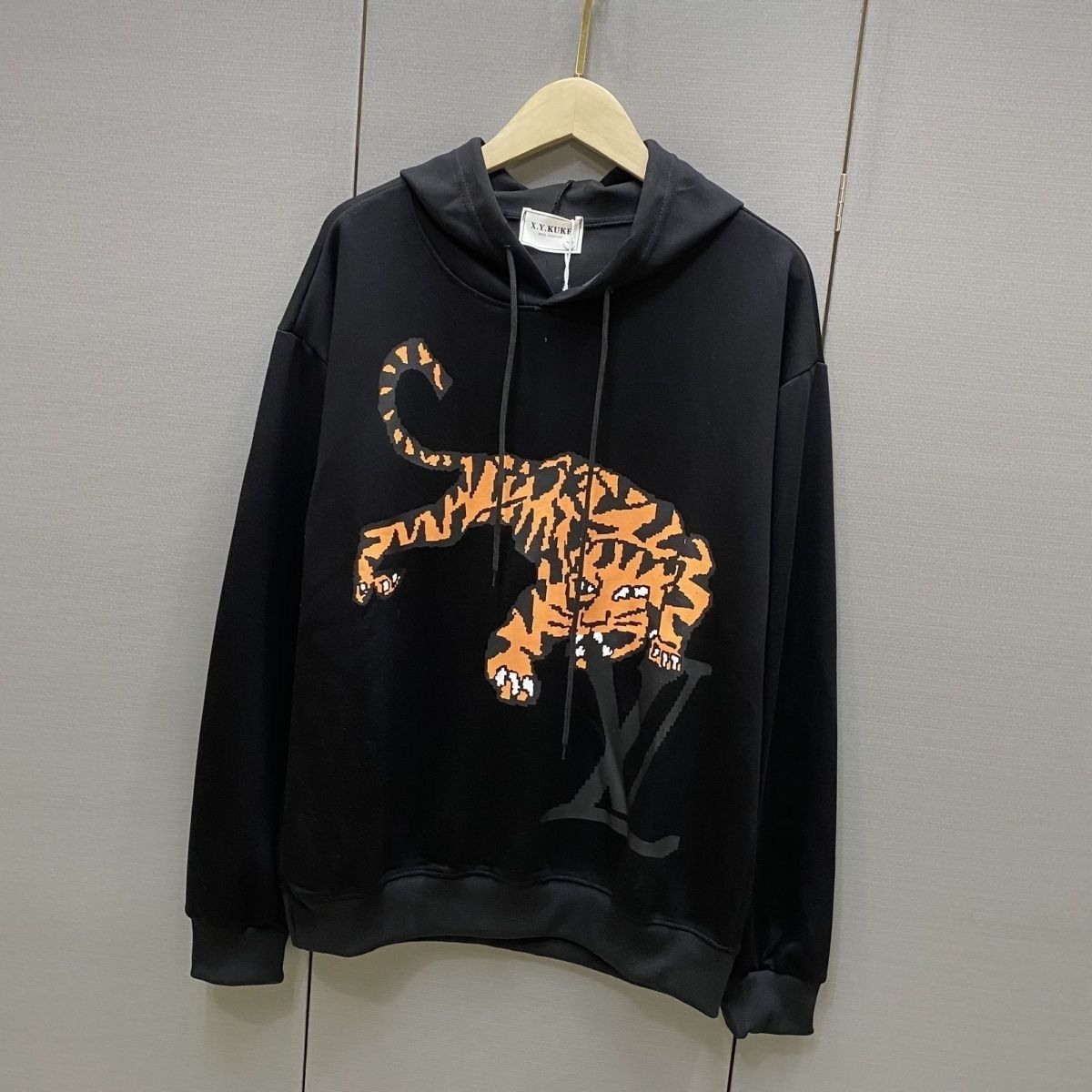 LOUIS VUITTON パーカー フード付き　ルームウェア  ルイ・ヴィトンロゴ ブランド  トラプリント  トップス 男女兼用